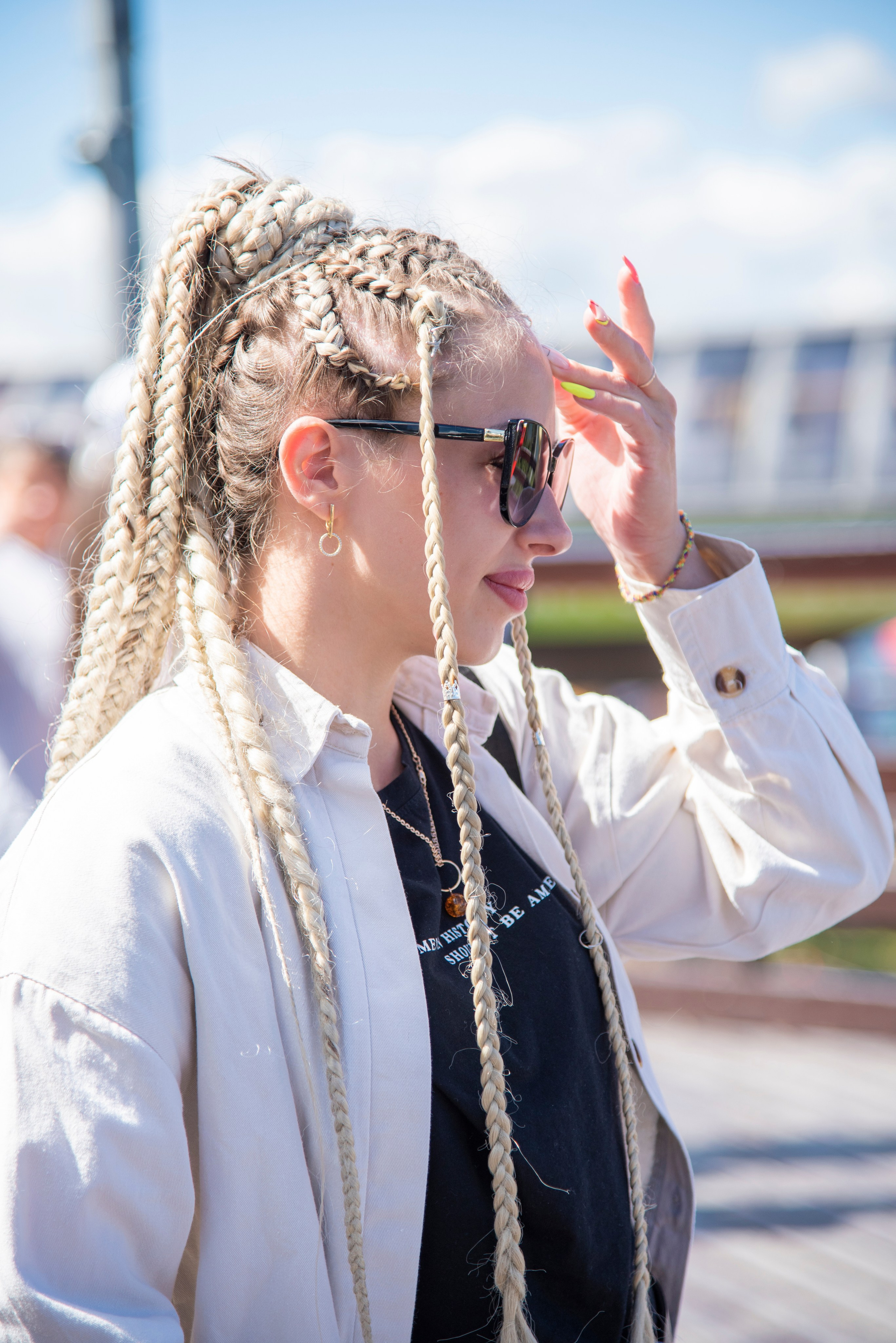 Красивая девушка, афро-косы, блондинка, тёмные очки, вершина горы, красная поляна