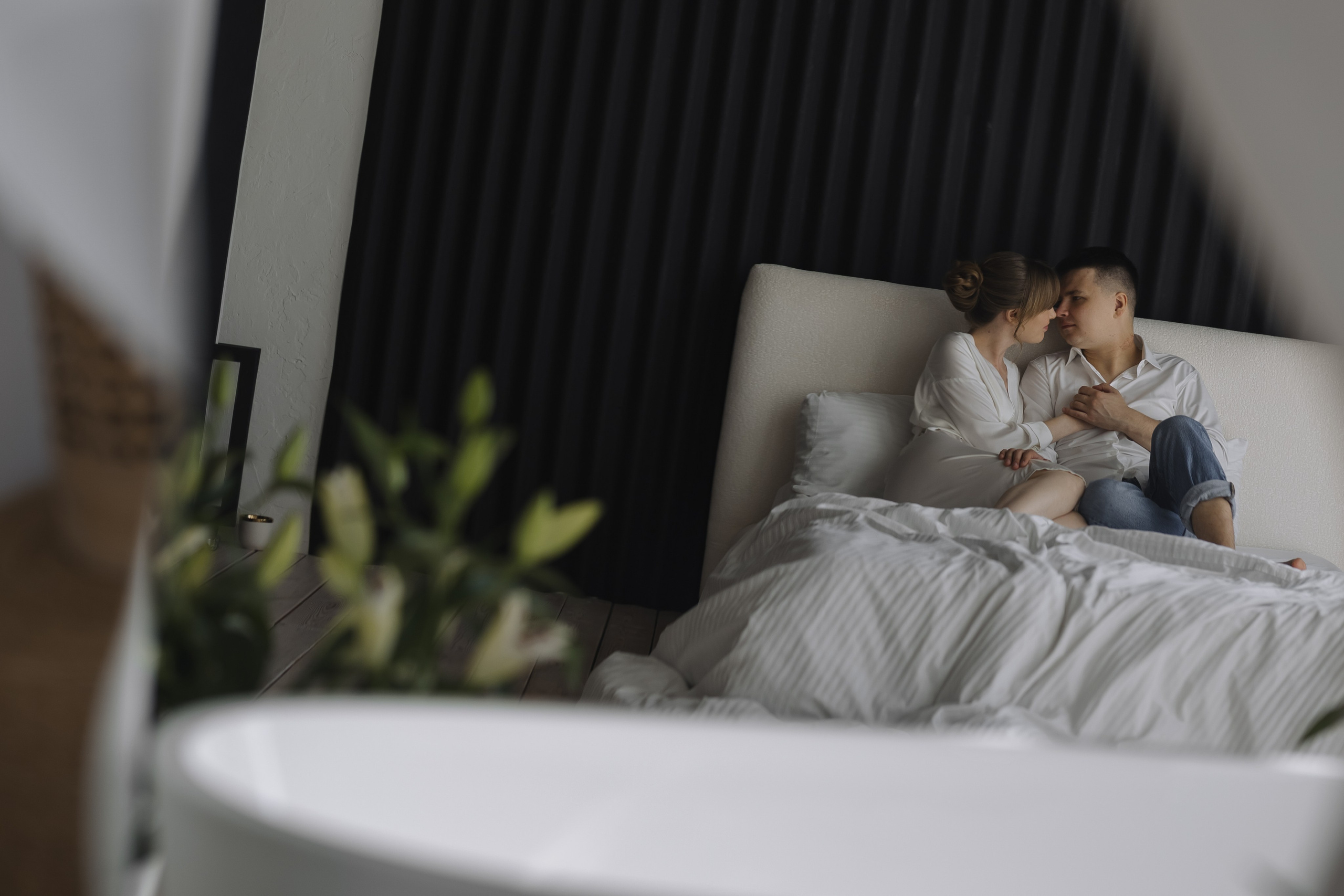 Романтическая съемка жениха и невесты в фотостудии Красноярск