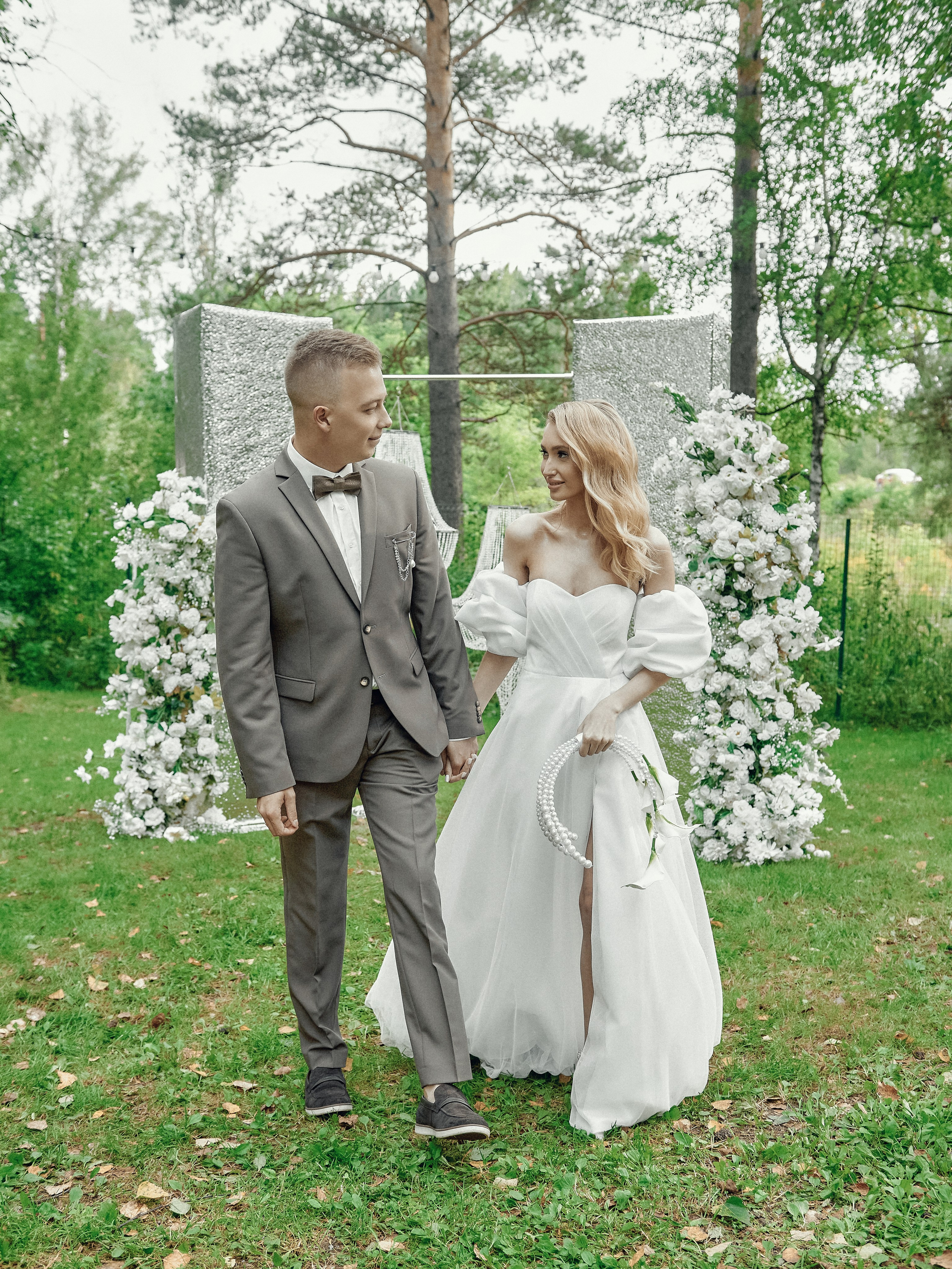 «Свадебная прогулка жениха и невесты на природе в лесу — фотосессия в экохаусе»