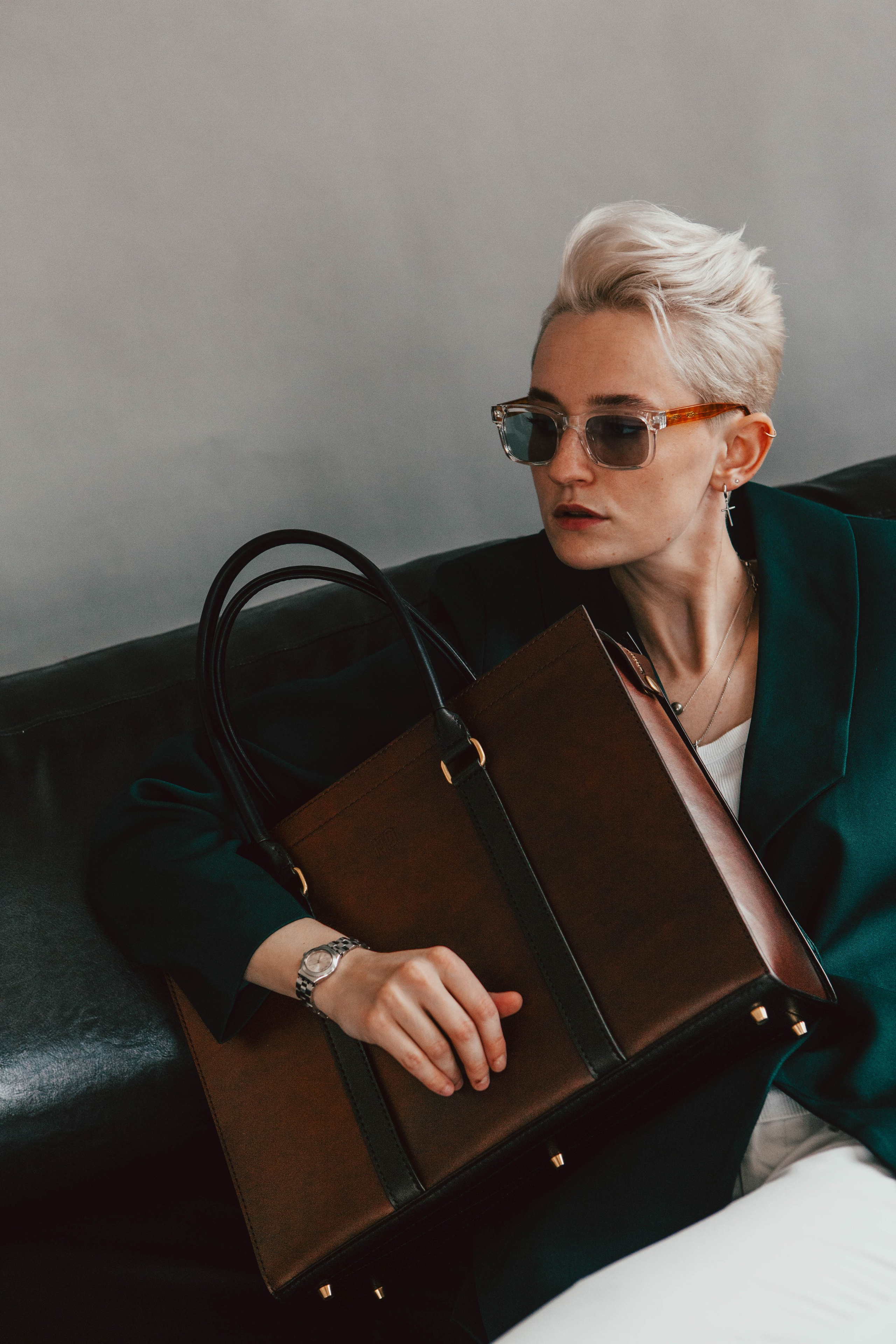 Анна Гречаная и изделие Дана Настаса 💼. Фотограф Ольга Крукле