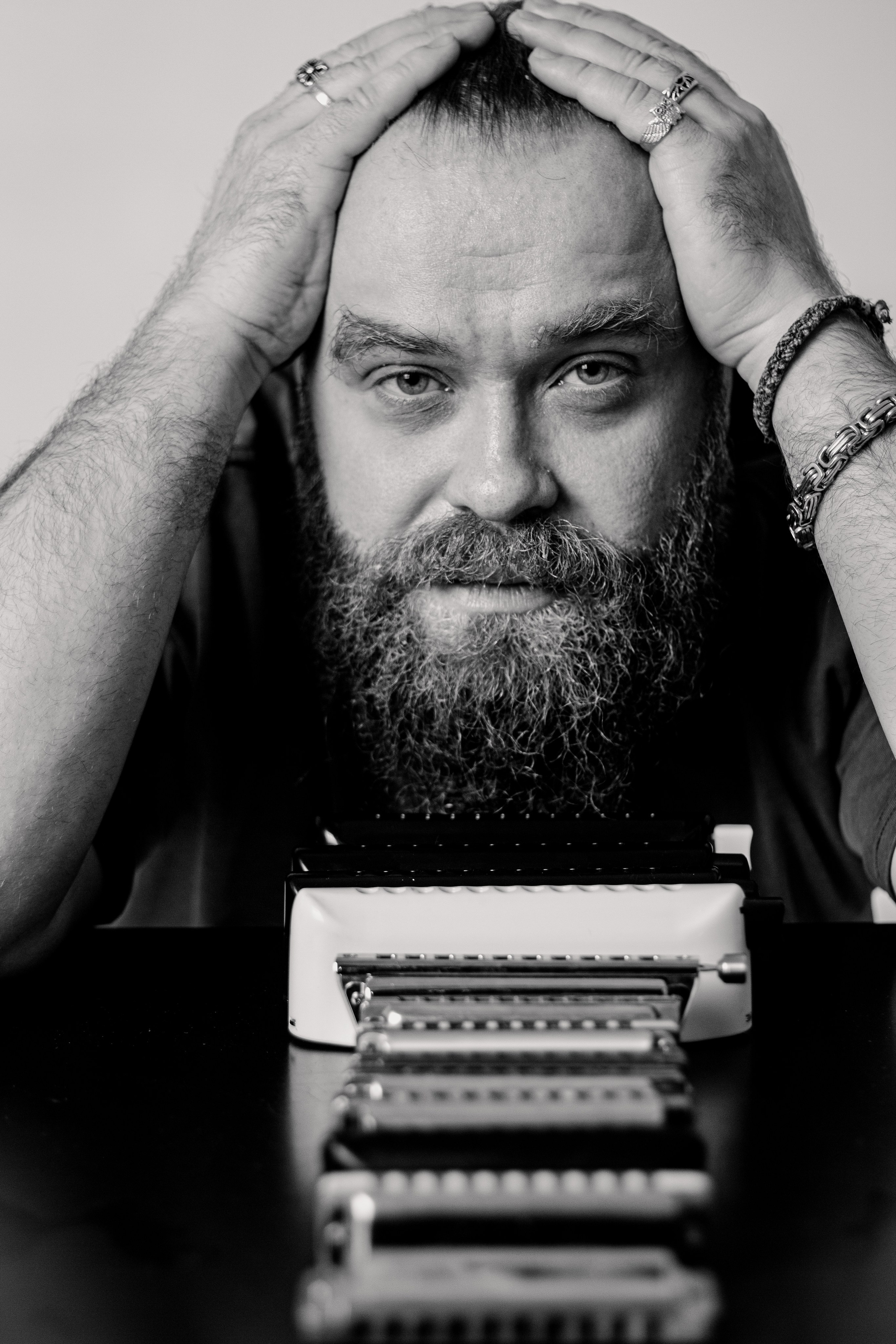 Борис Плотников. Губная гармоника. Мужской портрет, фотосессия для музыканта. Фотограф в Екатеринбурге Пойгина Елена