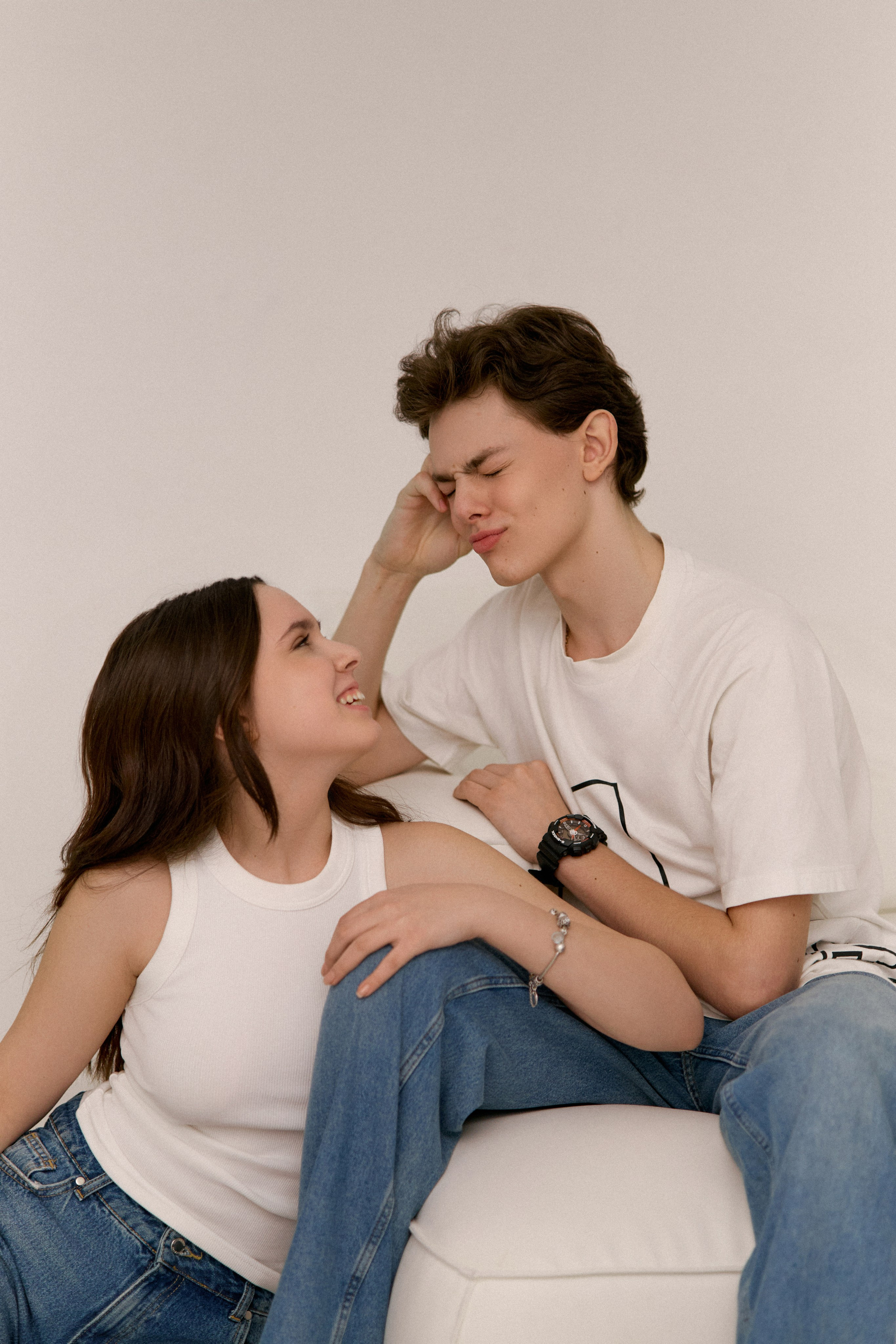 Лавстори в минималистично фотостудии. Сестры Карабаза. Фотографы и ретушеры в Москве и Санкт-Петербурге