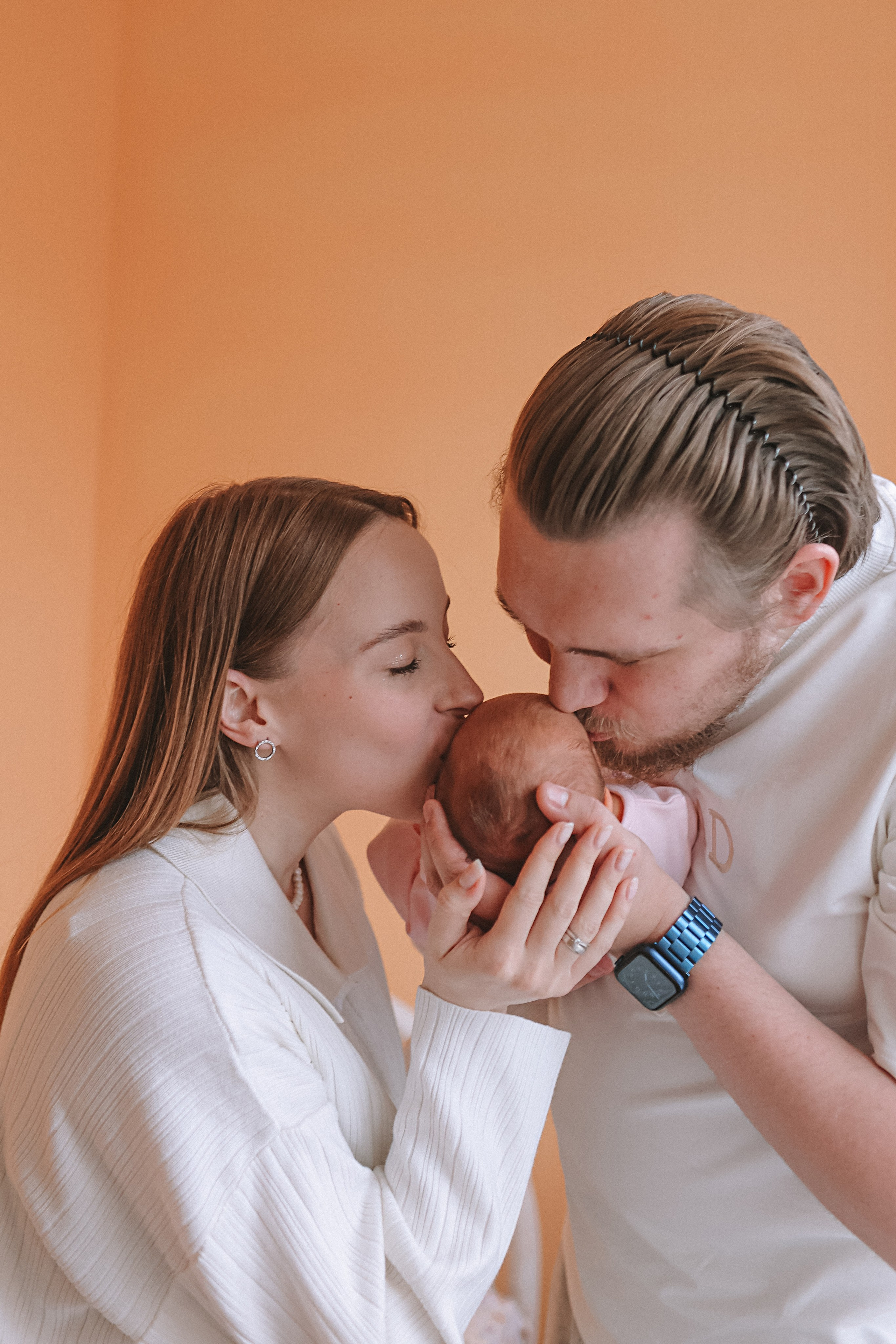 Выписка палата+внизу ПЦЭ. Семейный фотограф Тюмень, фотограф на роды Салмина Мария