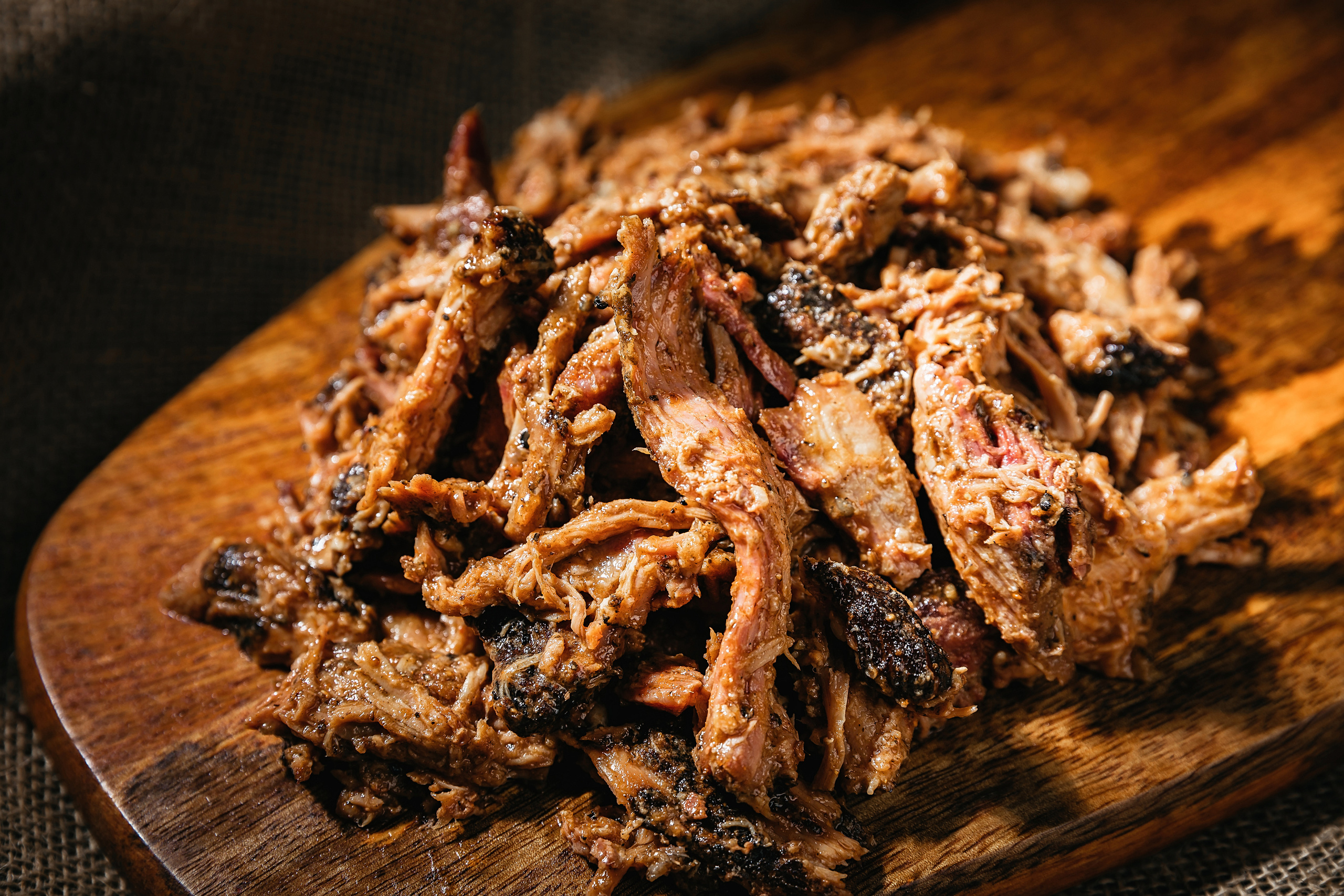 фуд-фотограф, брискет, фото мяса, фуд-стилист, фуд, фото еды, фото меню, заказать фотосессию, фотосъемка блюд для меню, винная карта, гриль, food-photo, фото коктейлей, холодные блюда, салаты, супы, горячие блюда, суши, роллы, пицца, русская кухня, японская кухня, шашлык, фуд-фотограф Илья Соснин