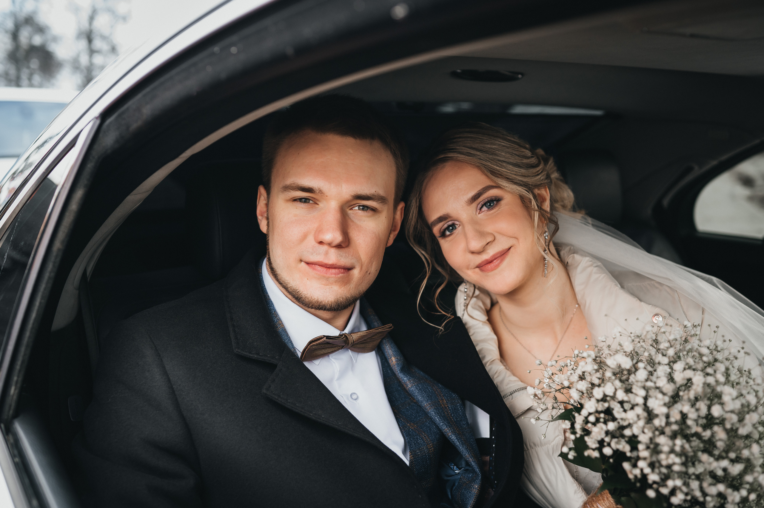 жених и невеста в автомобиле