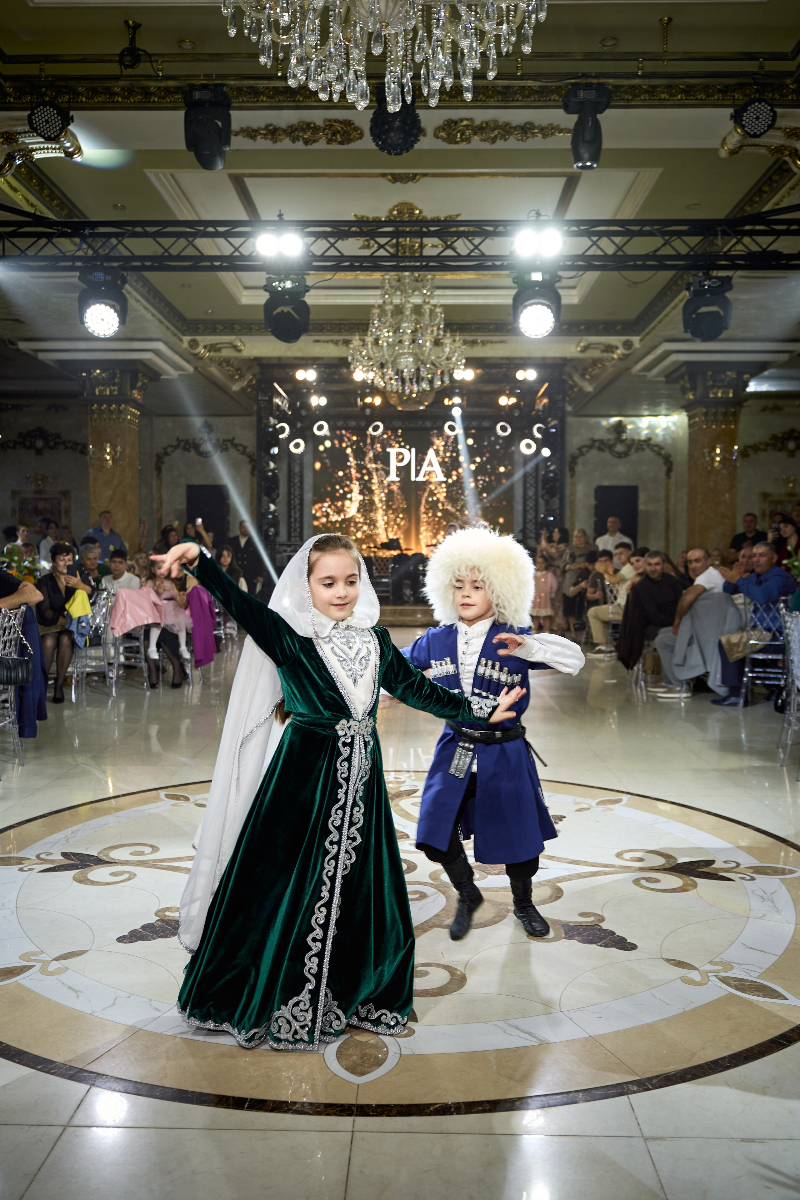 Красивое и чувственное сватовство Рафаэля & Алины в GOLDEN PALACE от ТВИНС СТУДИО. ТВИНС СТУДИО — лучшие свадебные фотографы и видеографы в Краснодаре