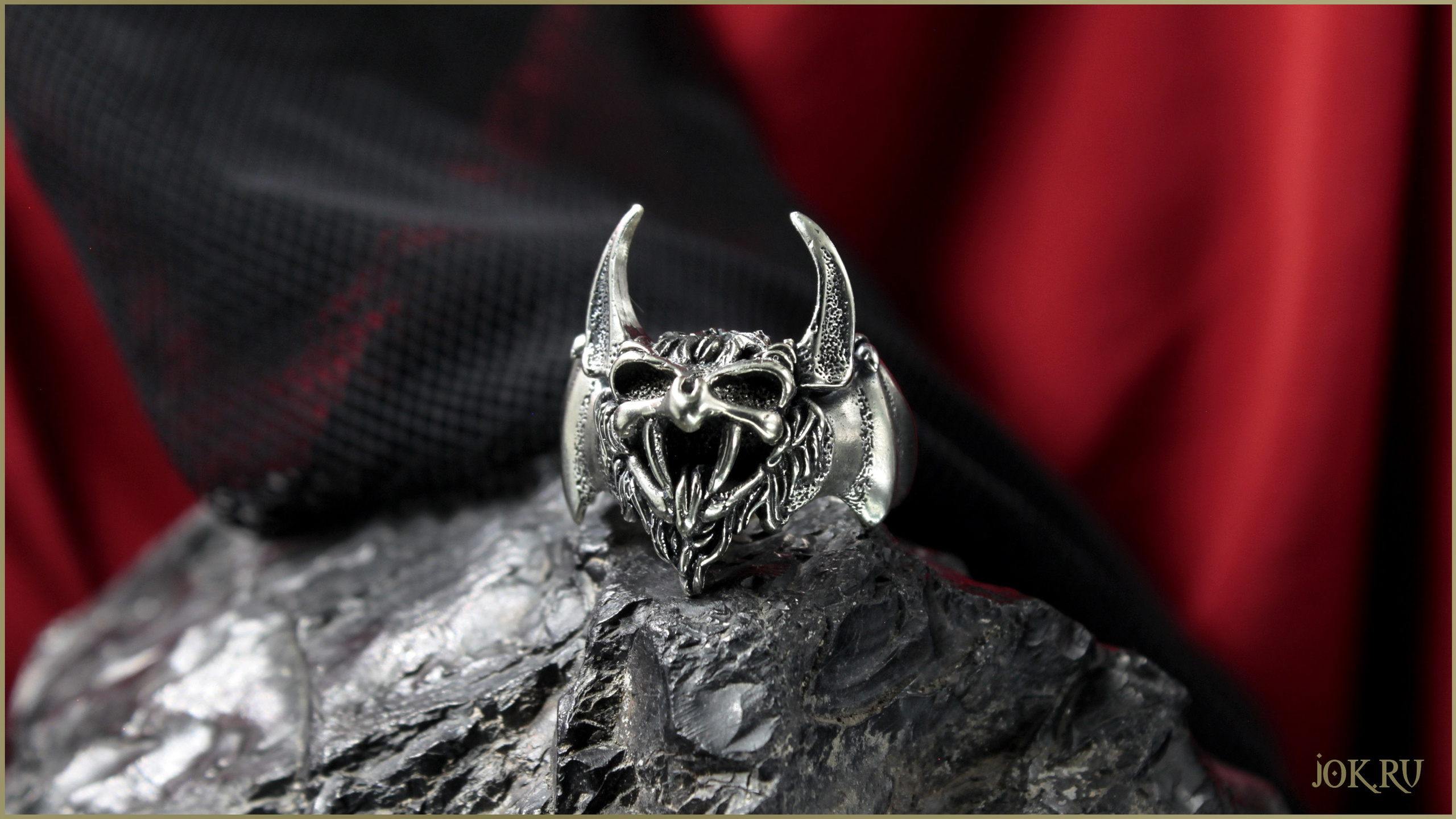 Готическое кольцо голова летучей мыши с черепами. Ювелирная бижутерия премиум класса в магазине Joker-studio