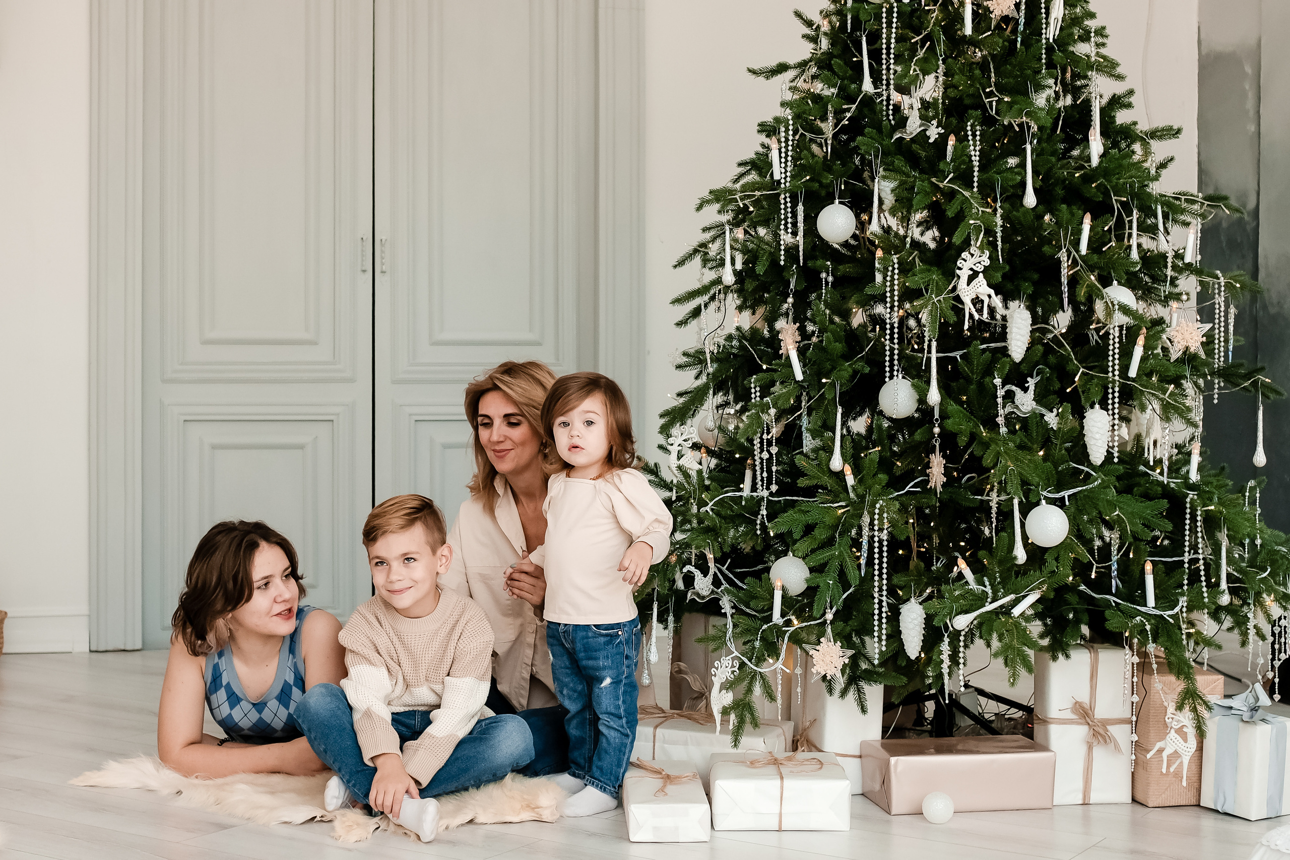 Новогодняя фотосъемка в студии в стиле лайфстайл с маленькими детьми. Фотограф в городе Астрахань Ольга Лазиева
