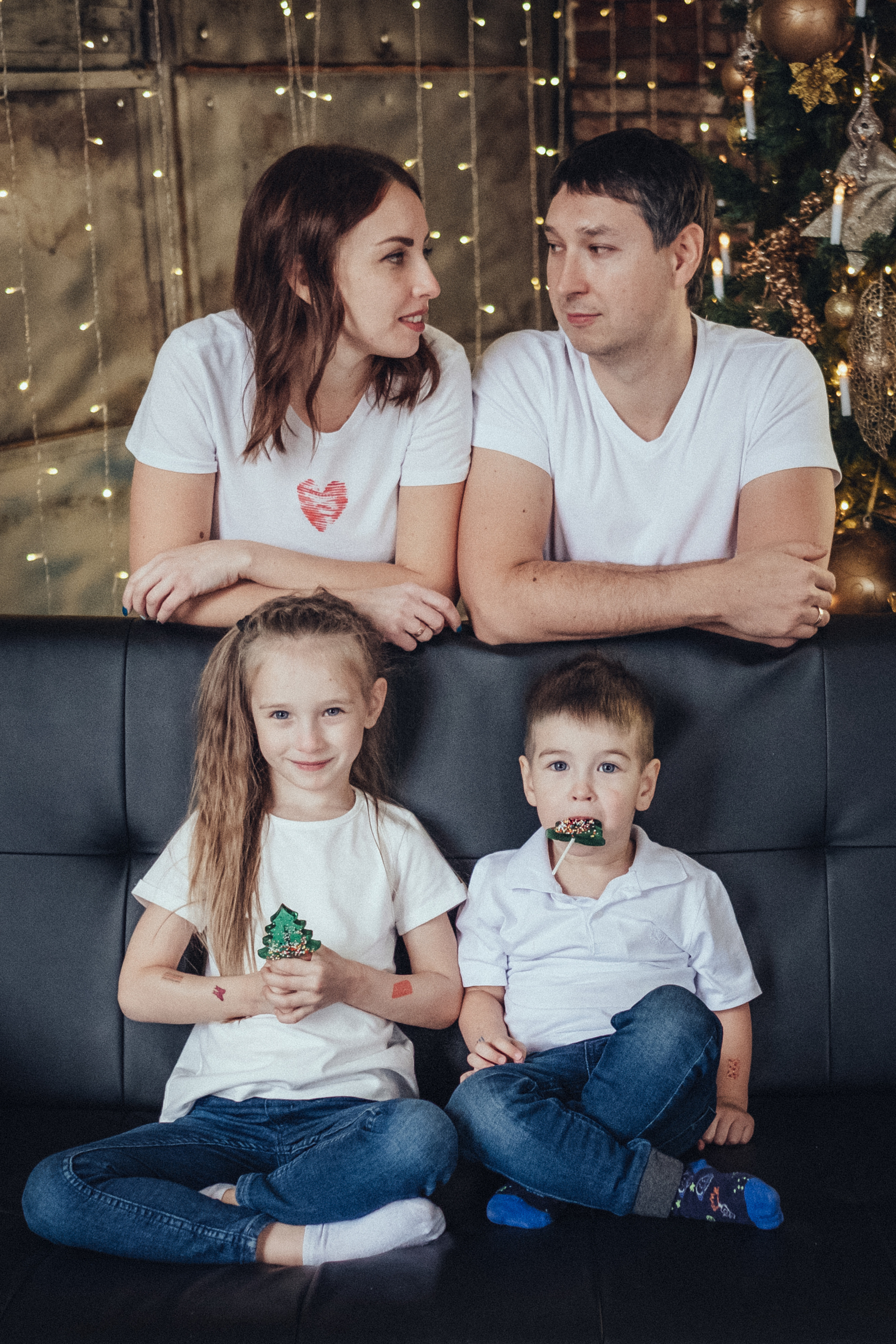 Новогодняя фотосъемка в студии в стиле лайфстайл с маленькими детьми. Фотограф в городе Астрахань Ольга Лазиева