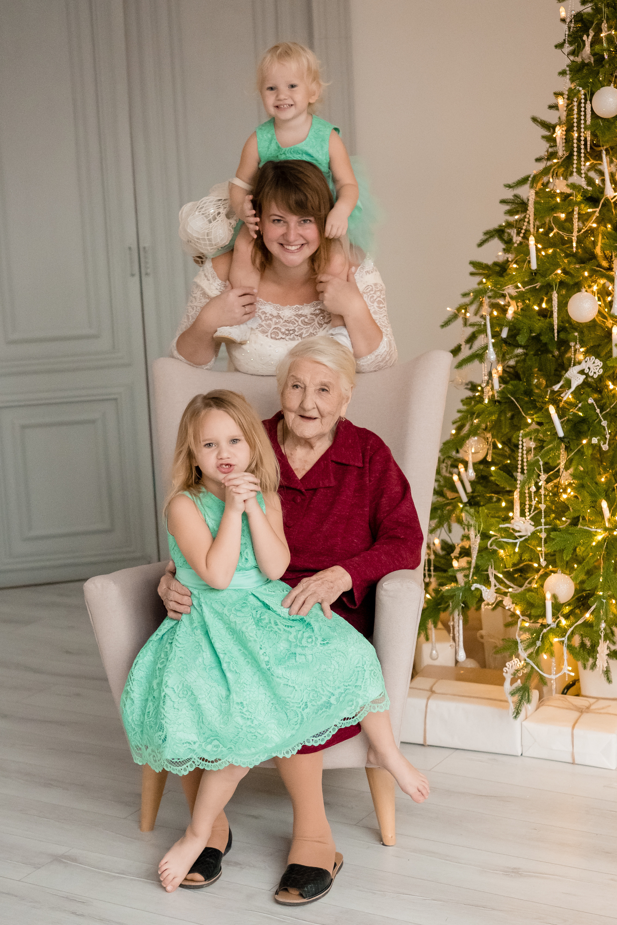 Новогодняя фотосъемка в студии в стиле лайфстайл с маленькими детьми. Фотограф в городе Астрахань Ольга Лазиева