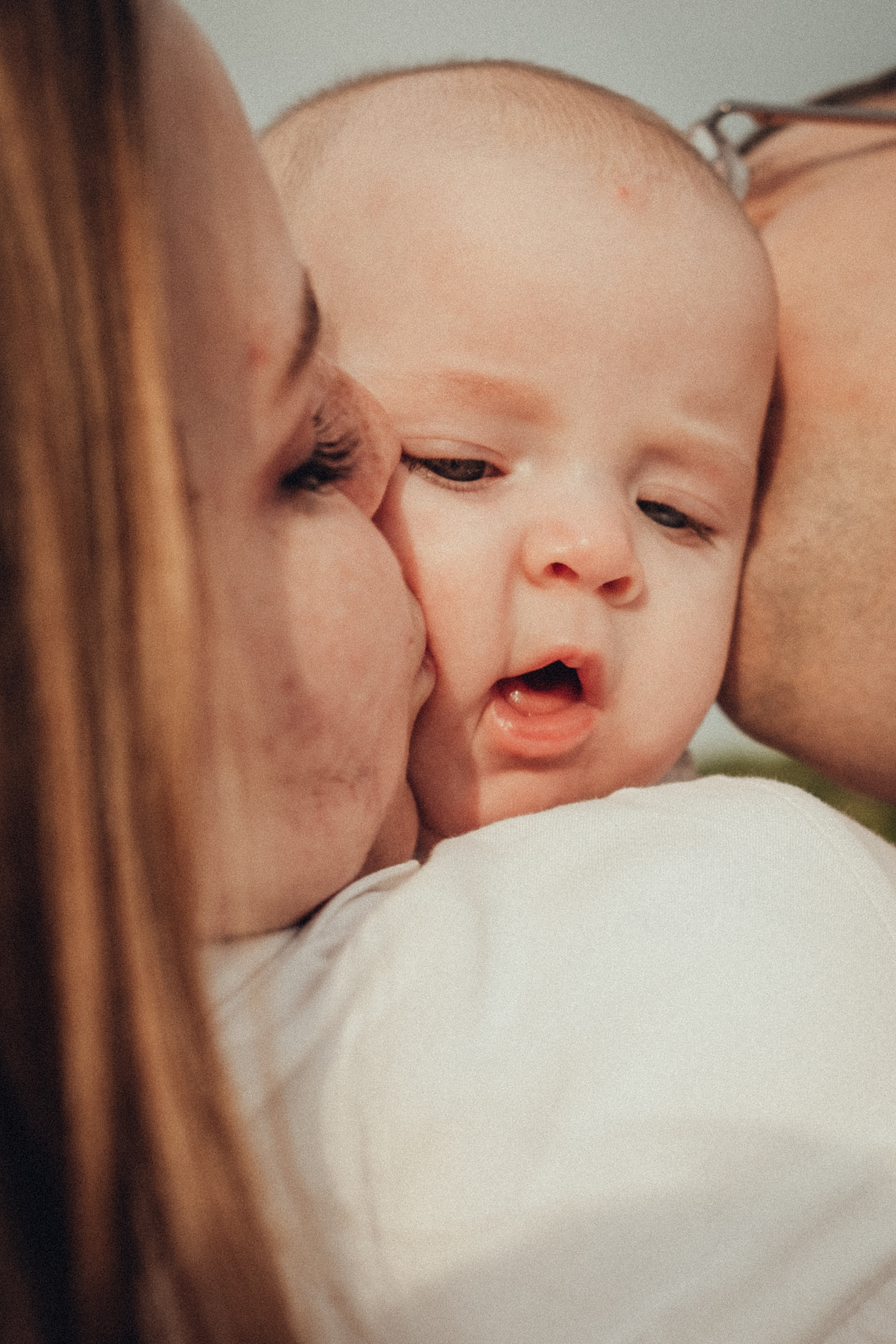 Семейная фотосессия с младенцем на природе летом. Фотограф в городе Астрахань Ольга Лазиева