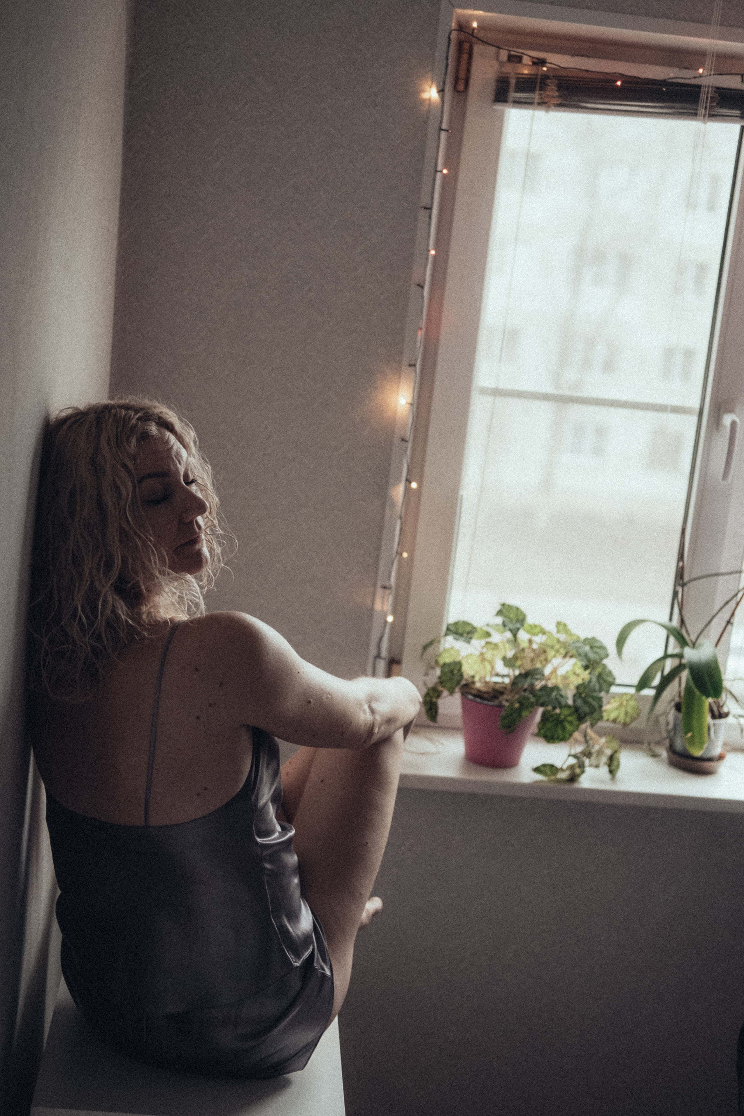 женский художественный портрет у окна 