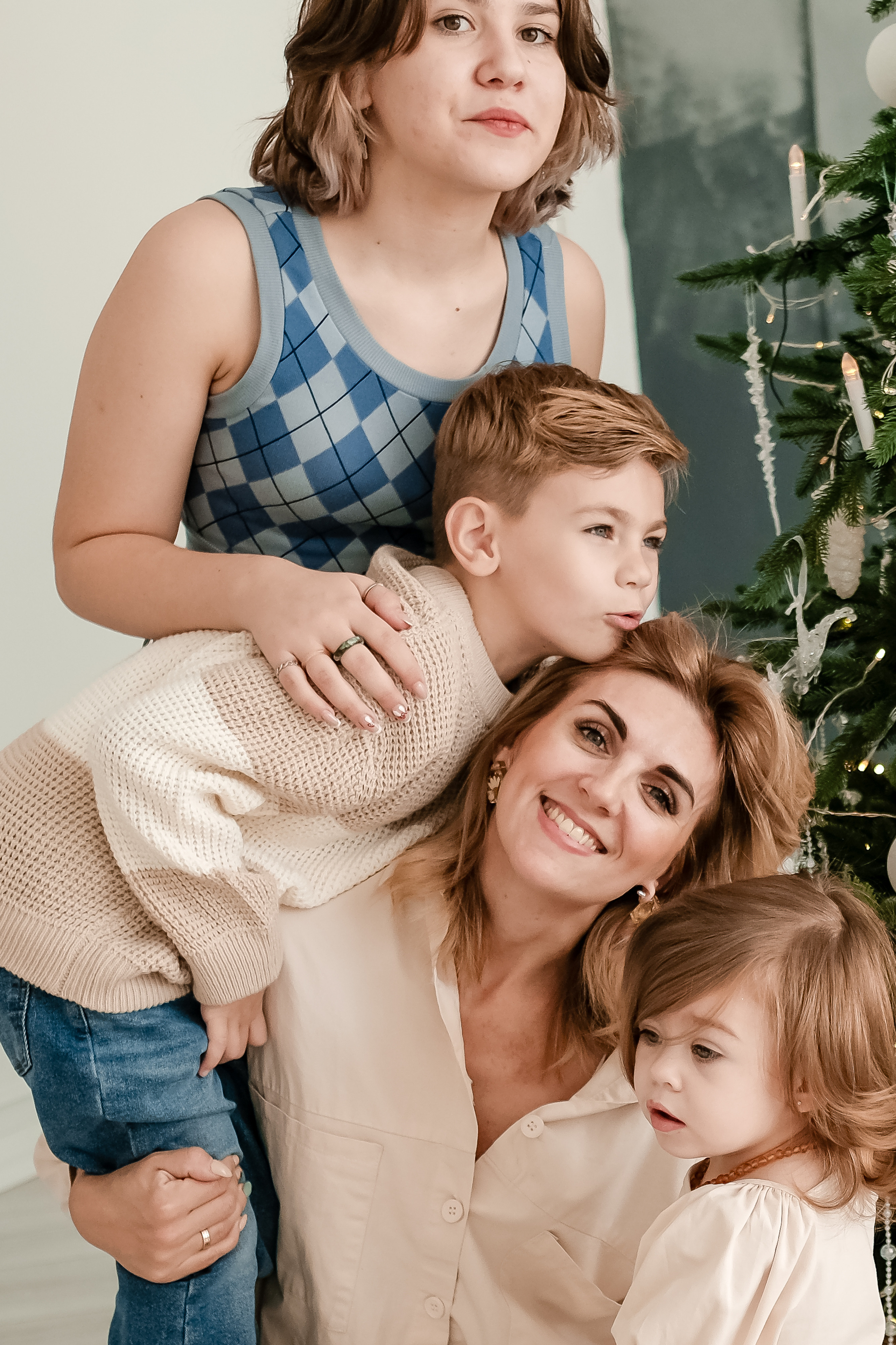 Новогодняя фотосъемка в студии в стиле лайфстайл с маленькими детьми. Фотограф в городе Астрахань Ольга Лазиева