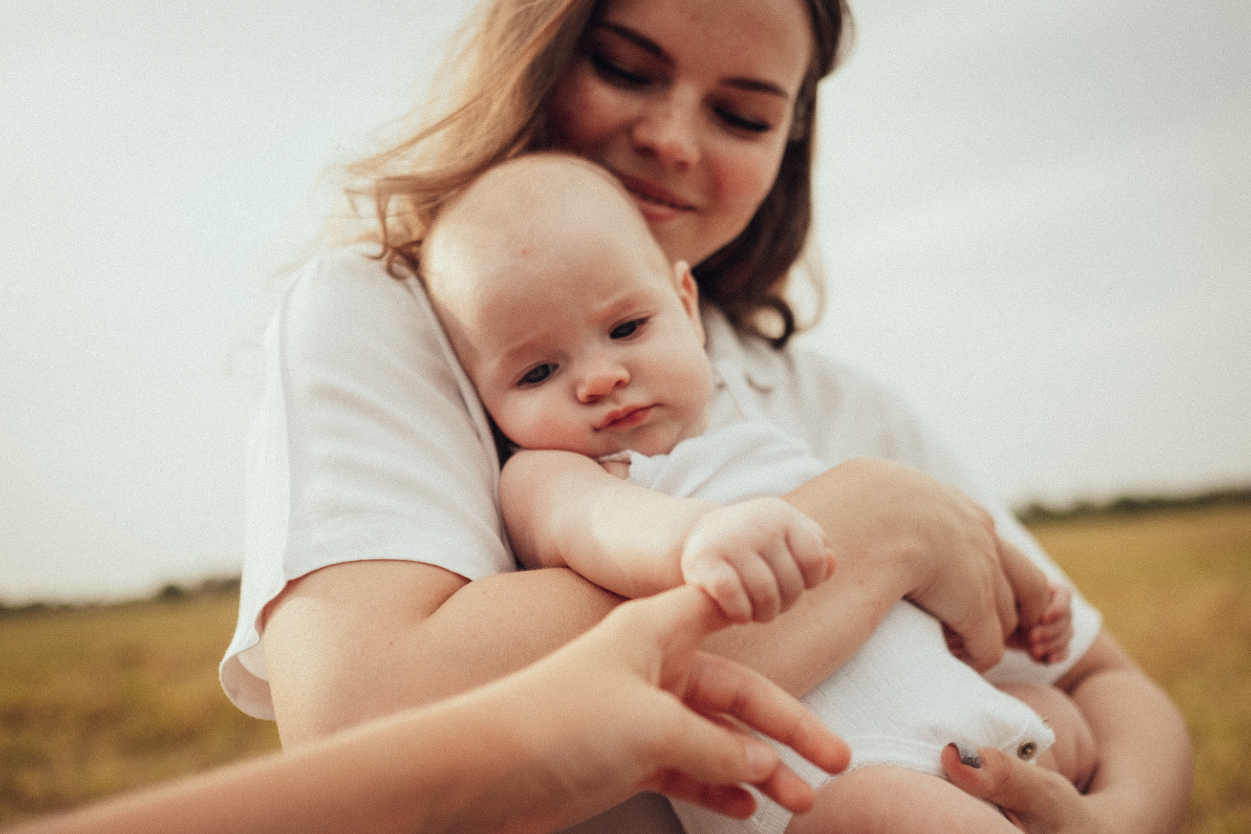 Семейная фотосессия с младенцем на природе летом. Фотограф в городе Астрахань Ольга Лазиева