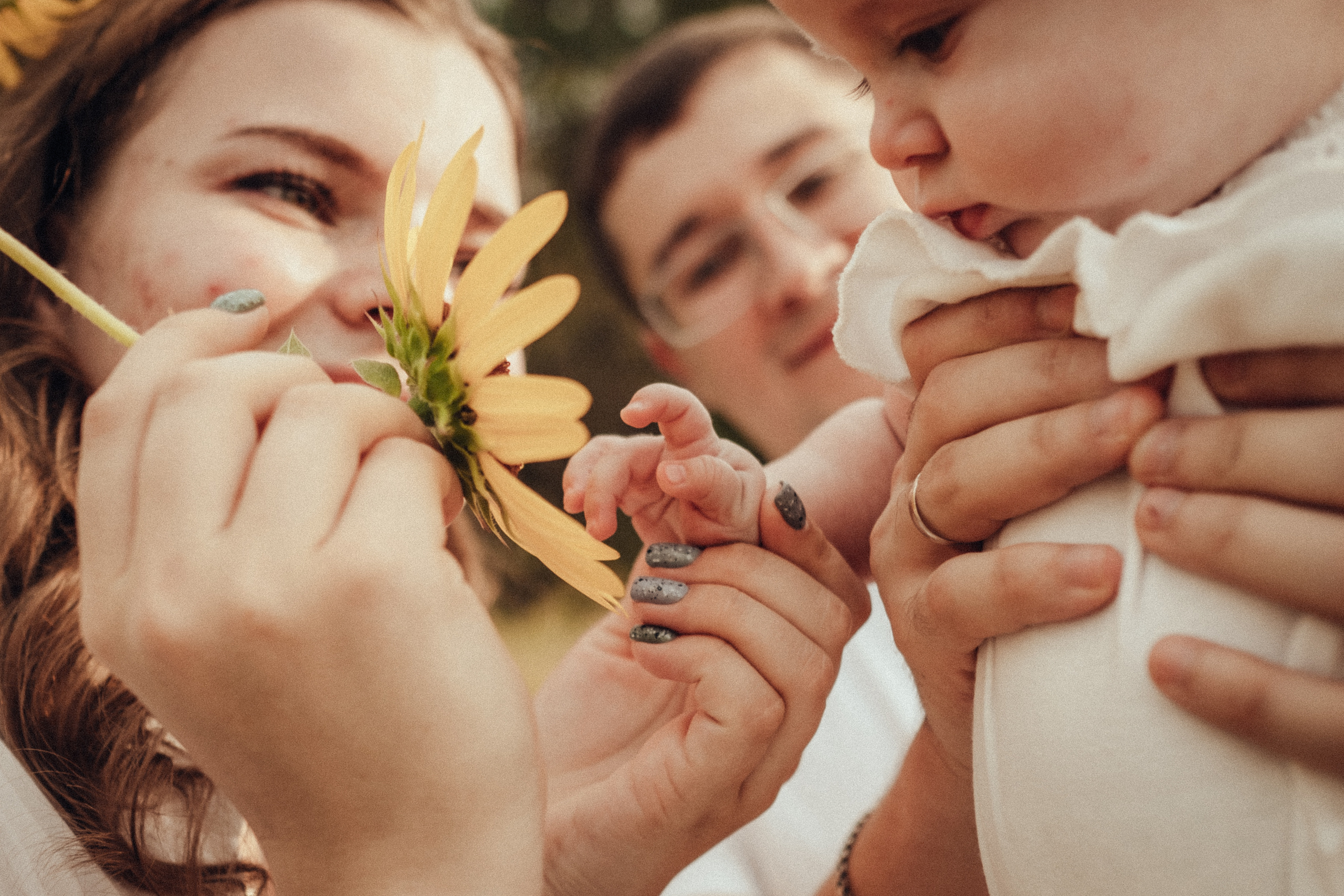 Семейная фотосессия с младенцем на природе летом. Фотограф в городе Астрахань Ольга Лазиева