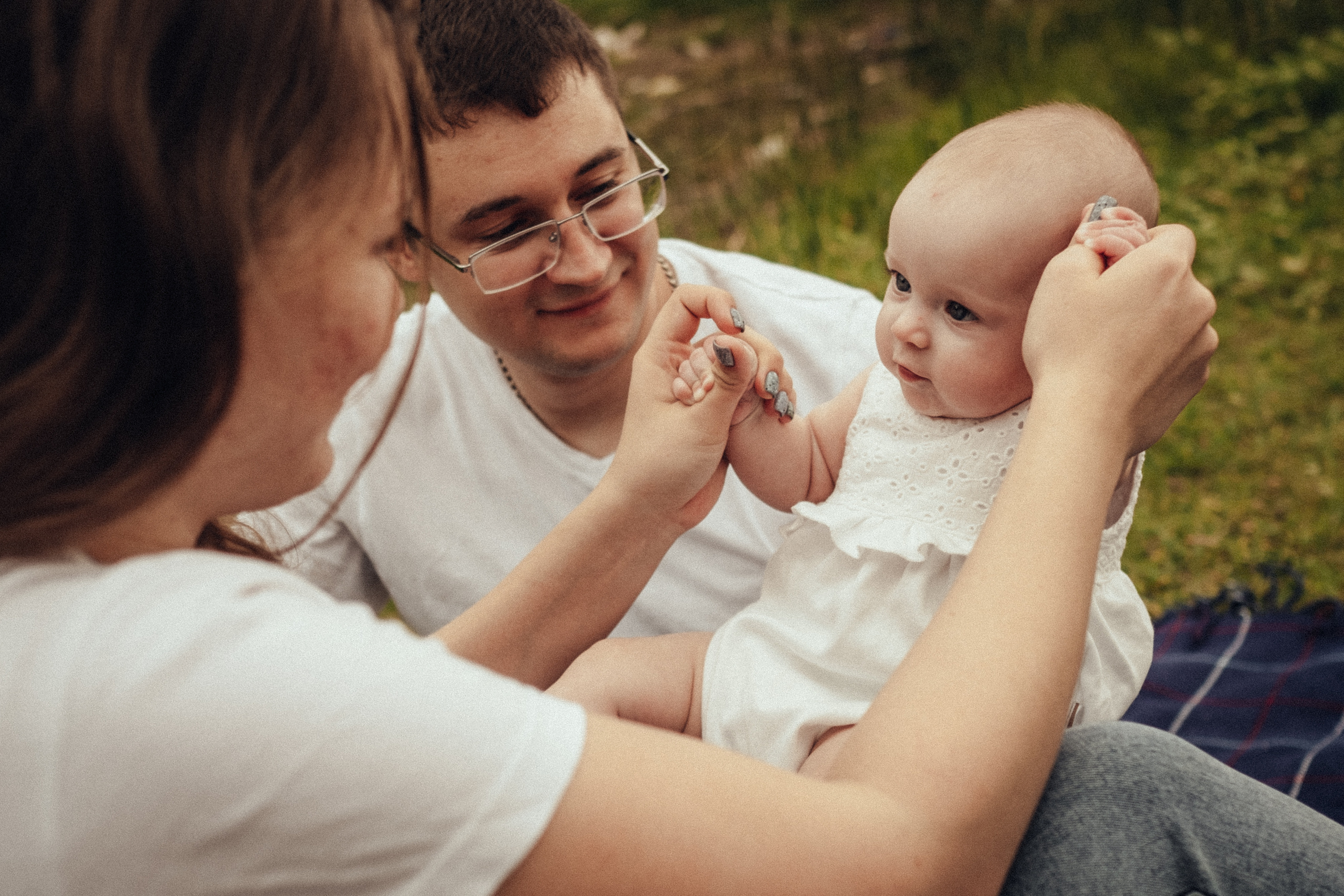 Семейная фотосессия с младенцем на природе летом. Фотограф в городе Астрахань Ольга Лазиева