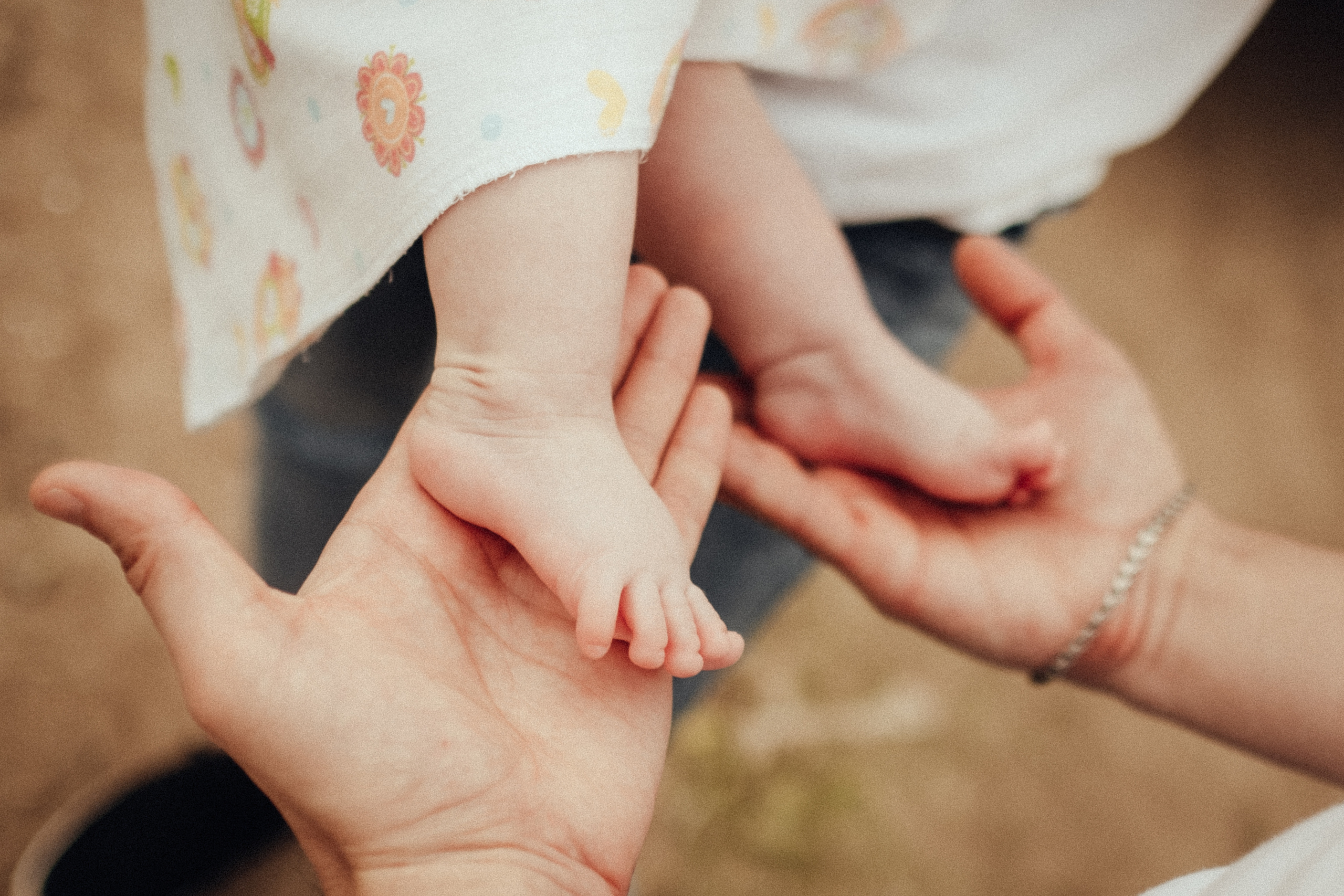 Семейная фотосессия с младенцем на природе летом. Фотограф в городе Астрахань Ольга Лазиева