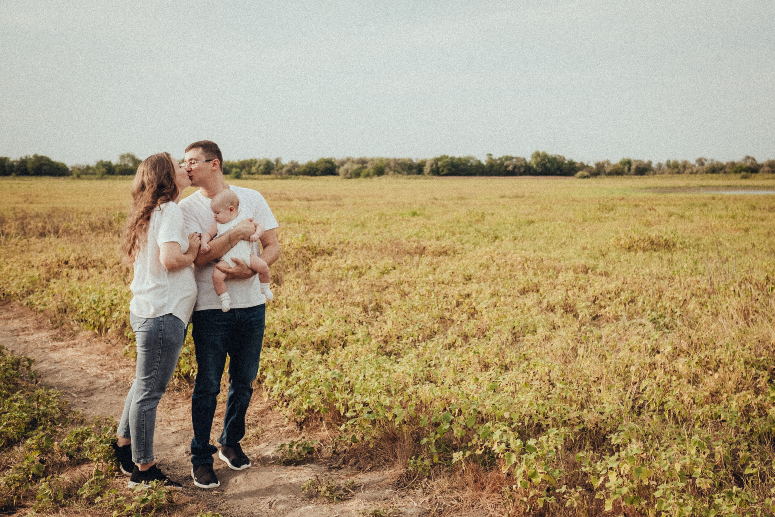 Семейная фотосессия с младенцем на природе летом. Фотограф в городе Астрахань Ольга Лазиева