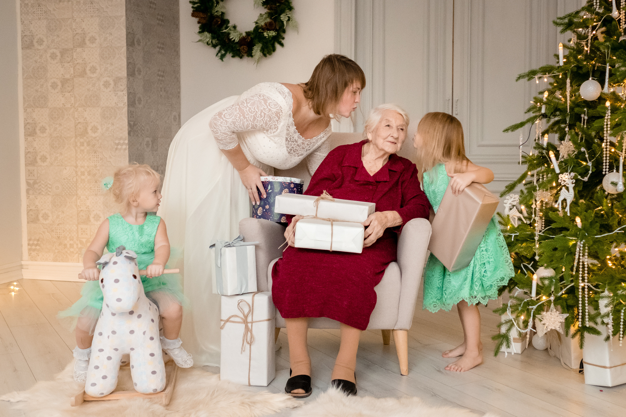Новогодняя фотосъемка в студии в стиле лайфстайл с маленькими детьми. Фотограф в городе Астрахань Ольга Лазиева