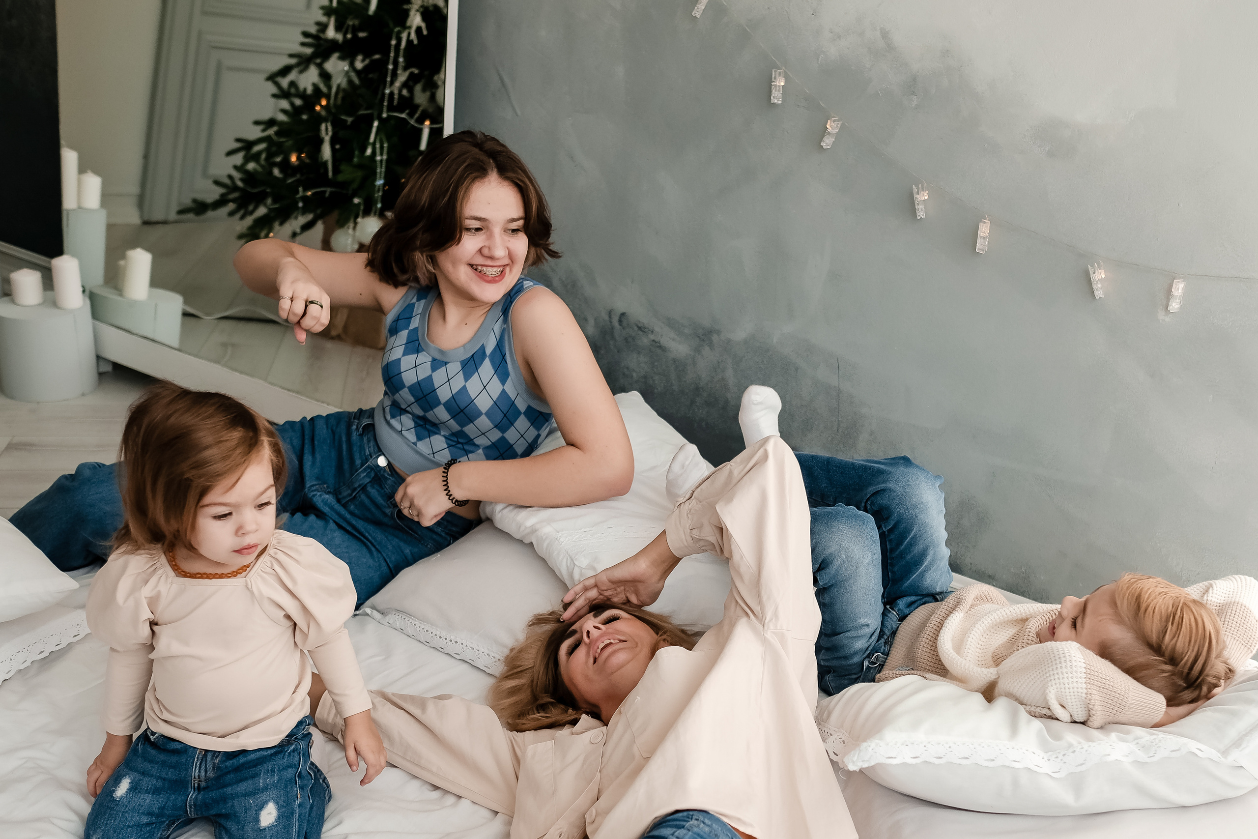 Новогодняя фотосъемка в студии в стиле лайфстайл с маленькими детьми. Фотограф в городе Астрахань Ольга Лазиева