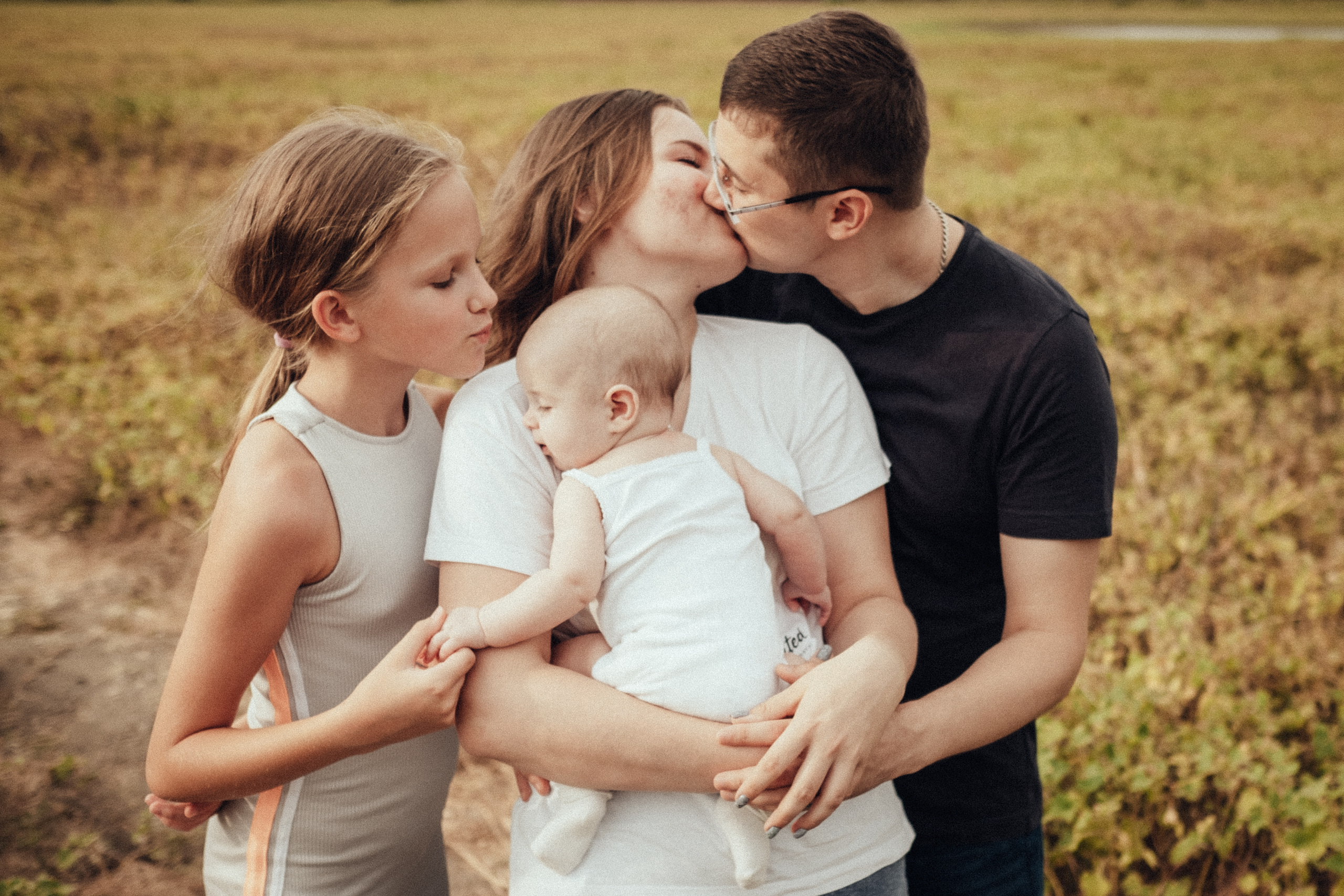 Семейная фотосессия с младенцем на природе летом. Фотограф в городе Астрахань Ольга Лазиева