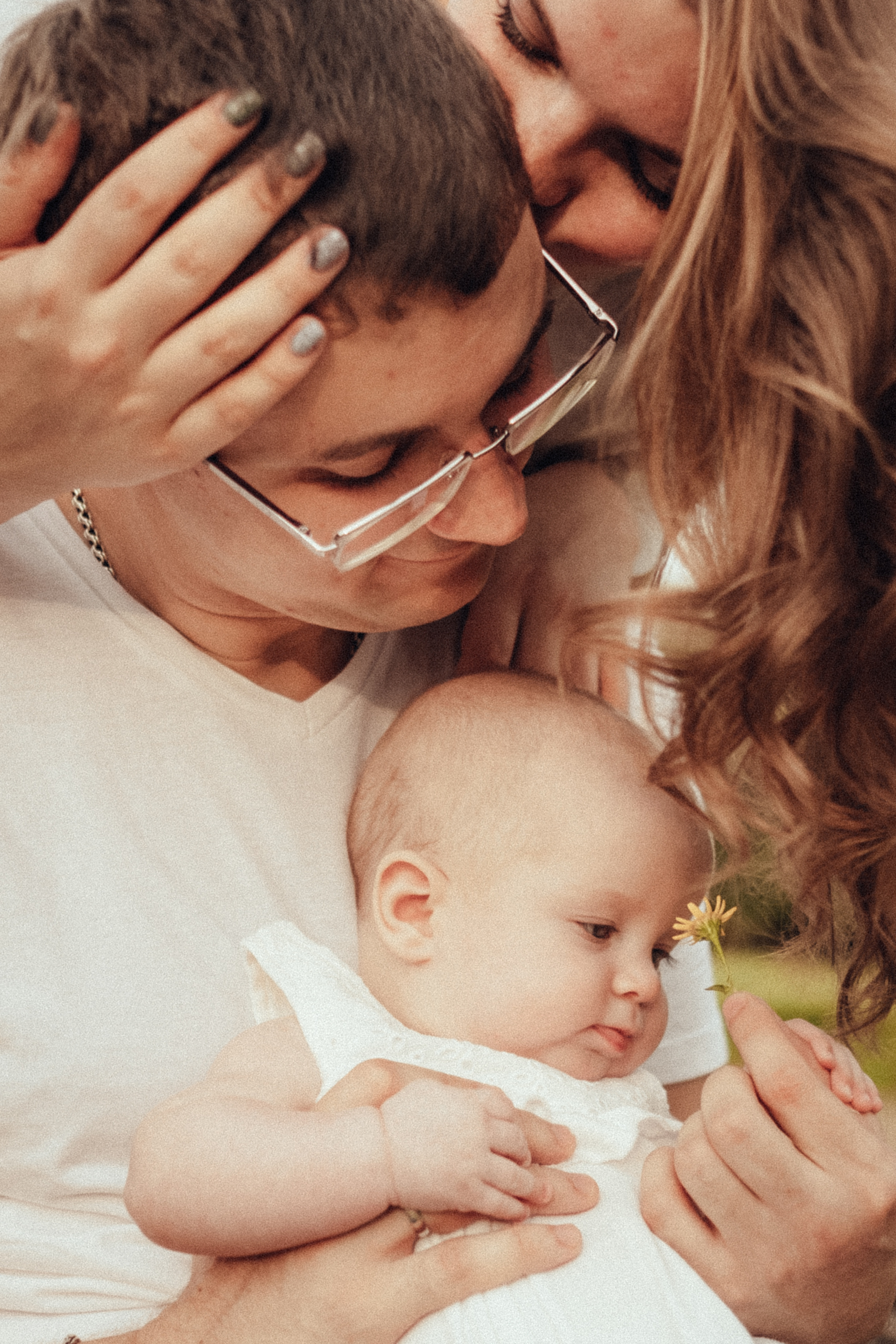 Семейная фотосессия с младенцем на природе летом. Фотограф в городе Астрахань Ольга Лазиева