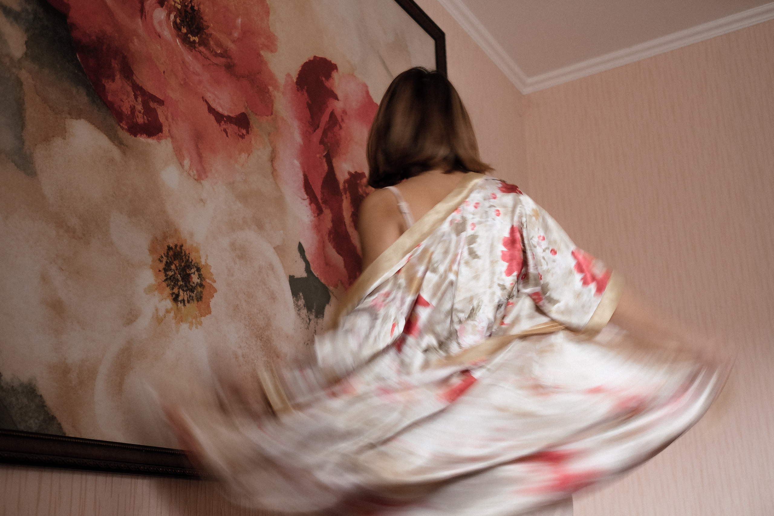 женский портрет в интерьере