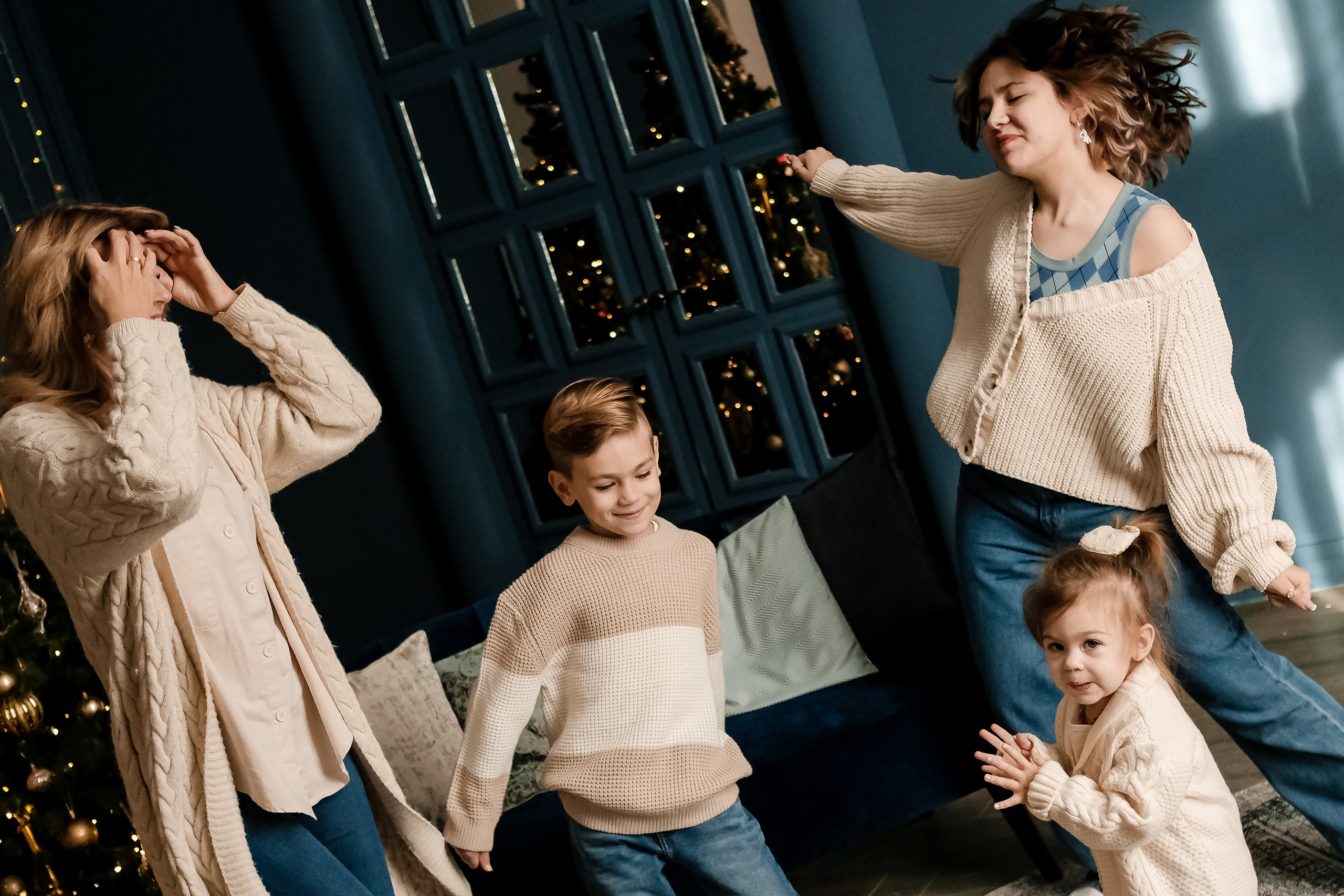 Новогодняя фотосъемка в студии в стиле лайфстайл с маленькими детьми. Фотограф в городе Астрахань Ольга Лазиева