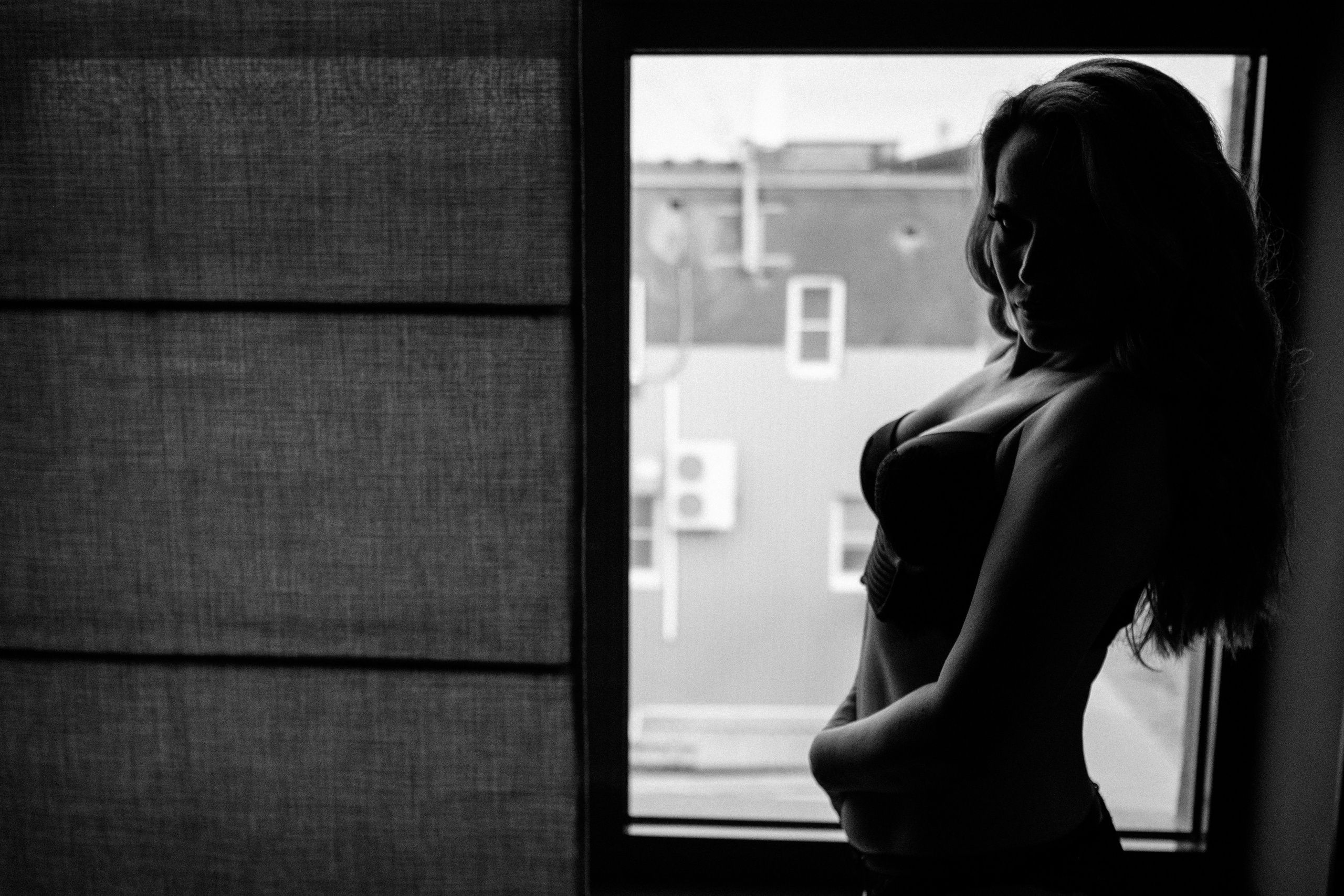 черно-белая фотография молодой девушки