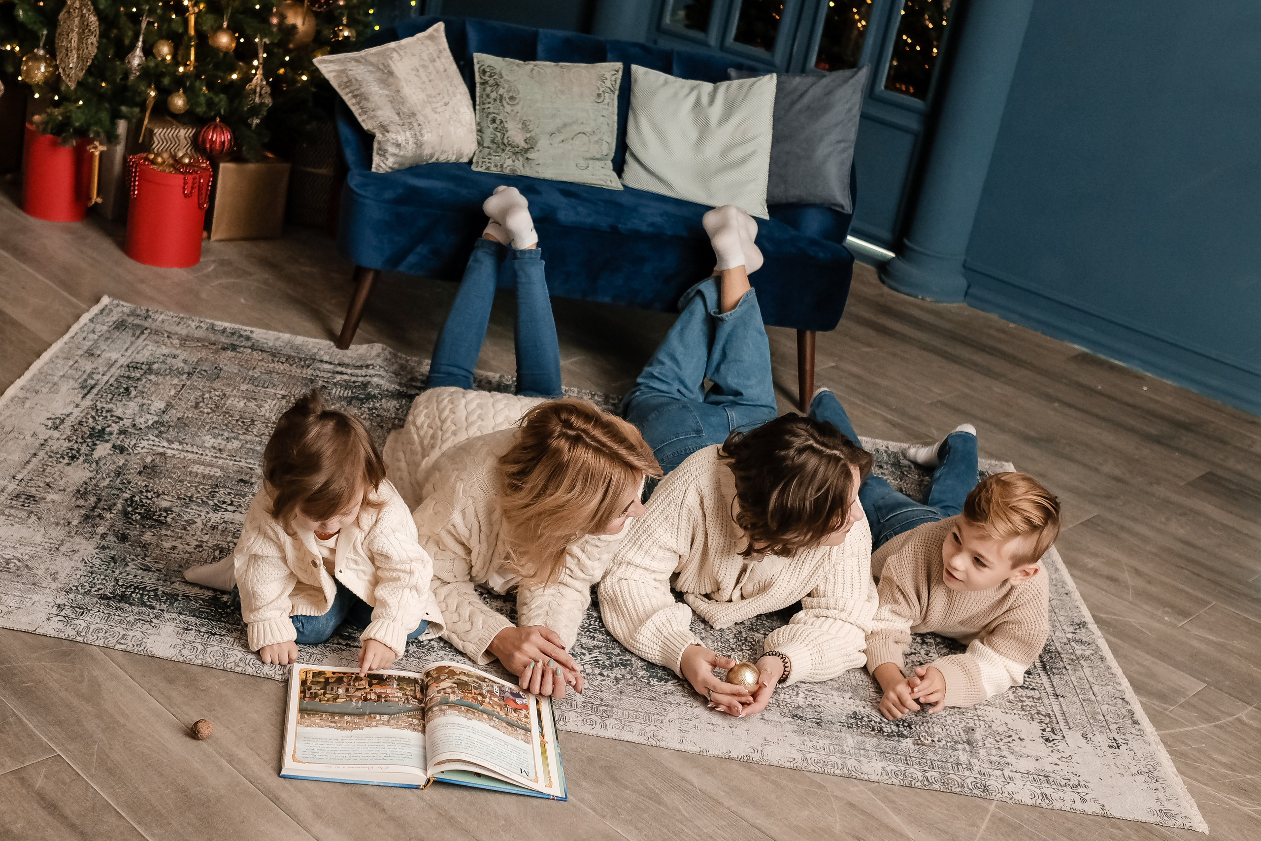 Новогодняя фотосъемка в студии в стиле лайфстайл с маленькими детьми. Фотограф в городе Астрахань Ольга Лазиева