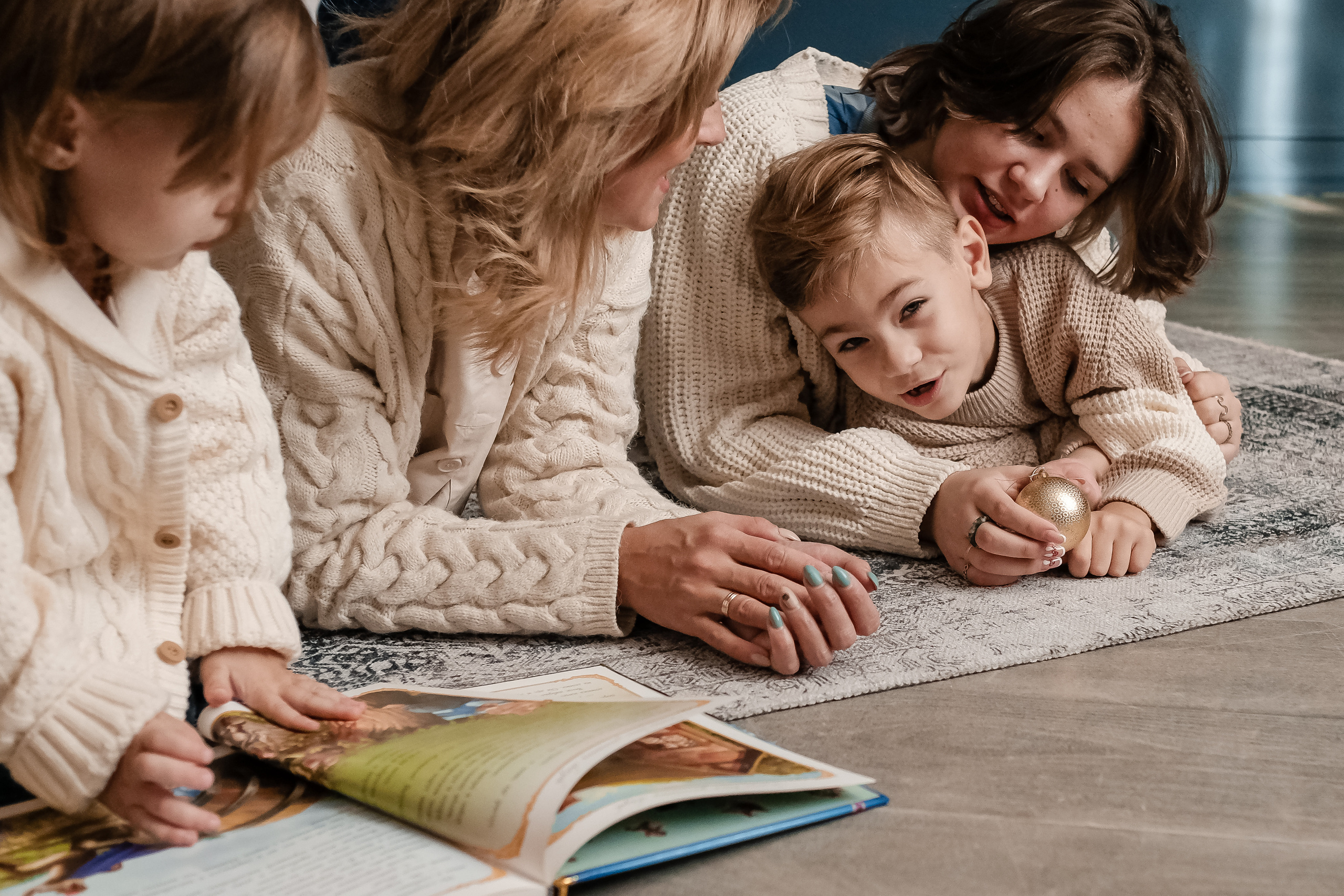 Новогодняя фотосъемка в студии в стиле лайфстайл с маленькими детьми. Фотограф в городе Астрахань Ольга Лазиева