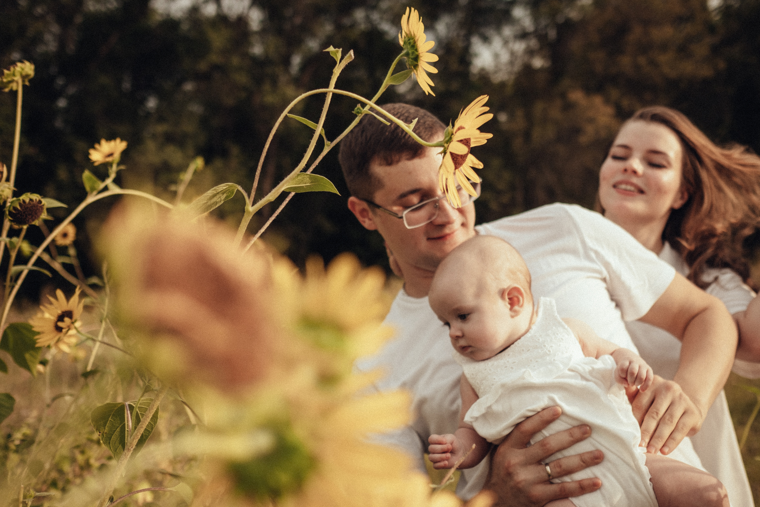 Семейная фотосессия с младенцем на природе летом. Фотограф в городе Астрахань Ольга Лазиева