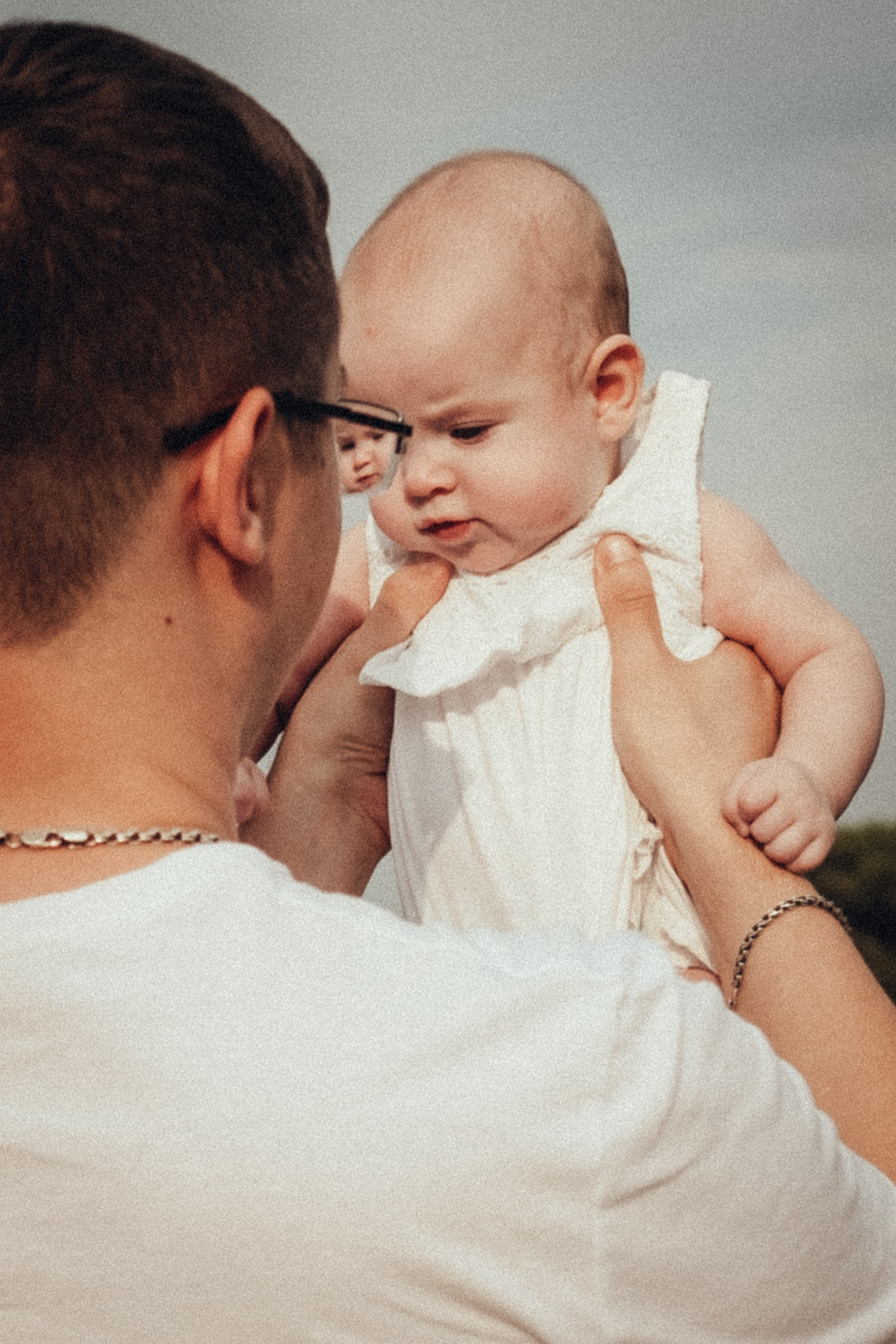Семейная фотосессия с младенцем на природе летом. Фотограф в городе Астрахань Ольга Лазиева