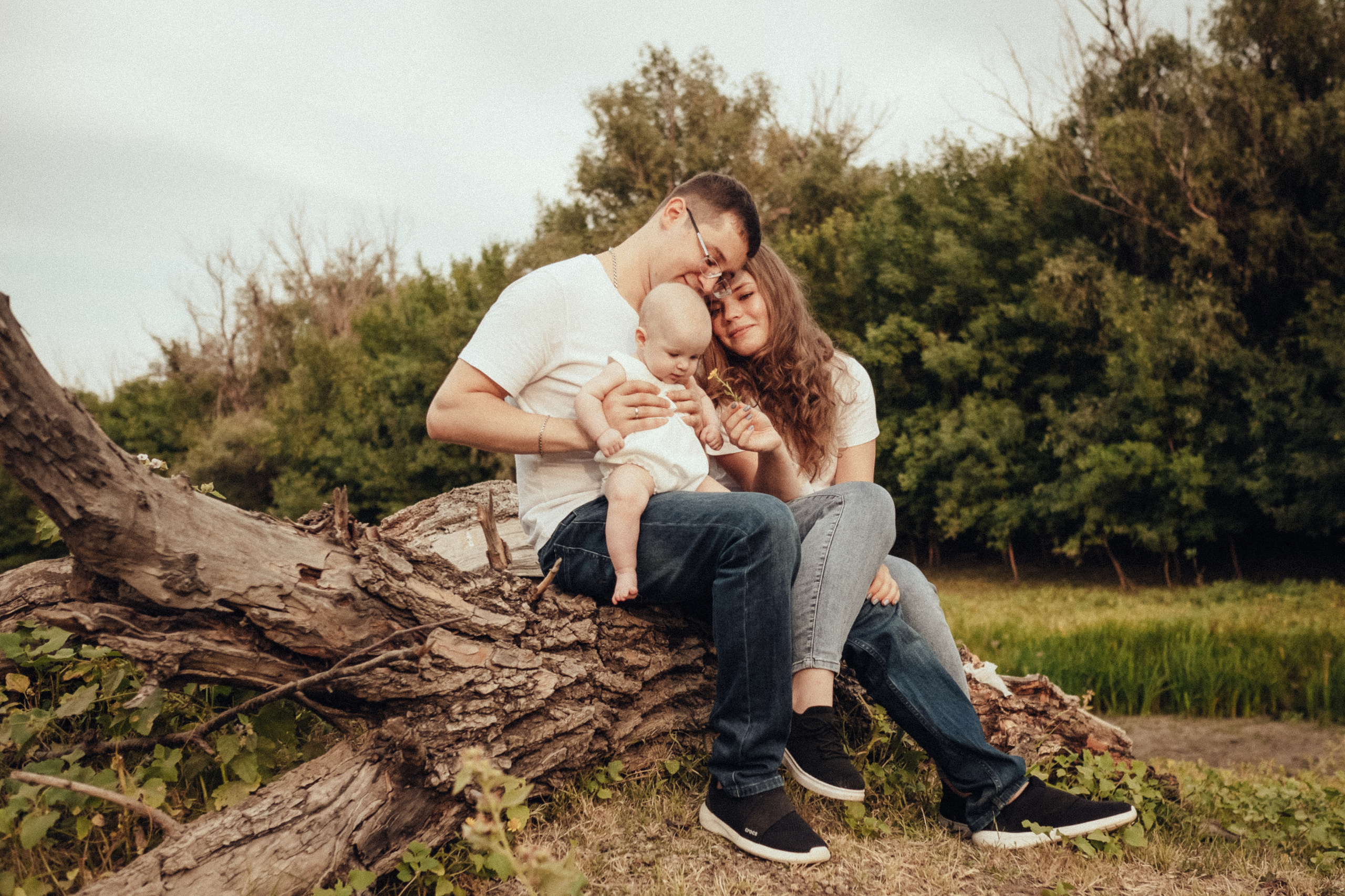 Семейная фотосессия с младенцем на природе летом. Фотограф в городе Астрахань Ольга Лазиева