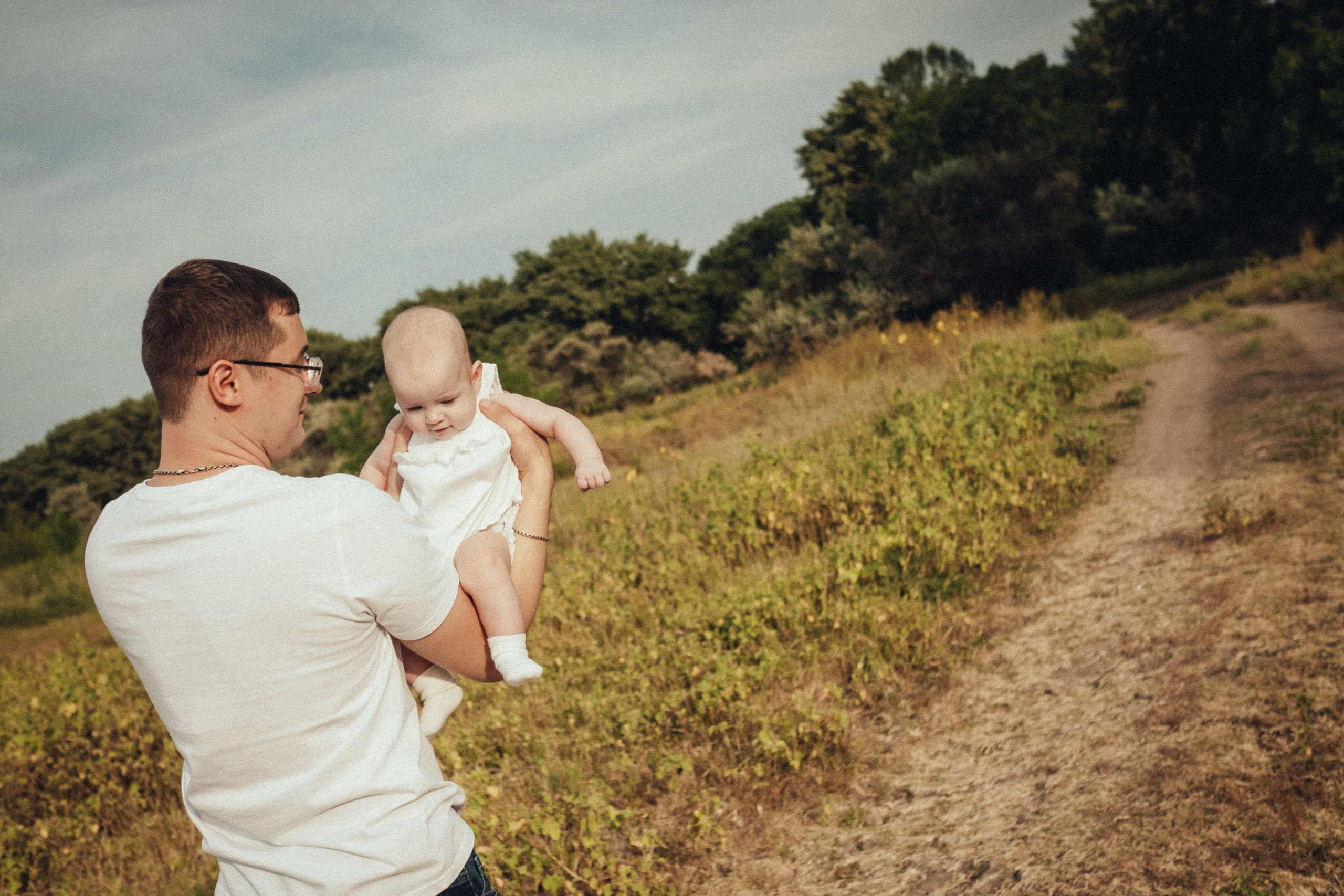 Семейная фотосессия с младенцем на природе летом. Фотограф в городе Астрахань Ольга Лазиева