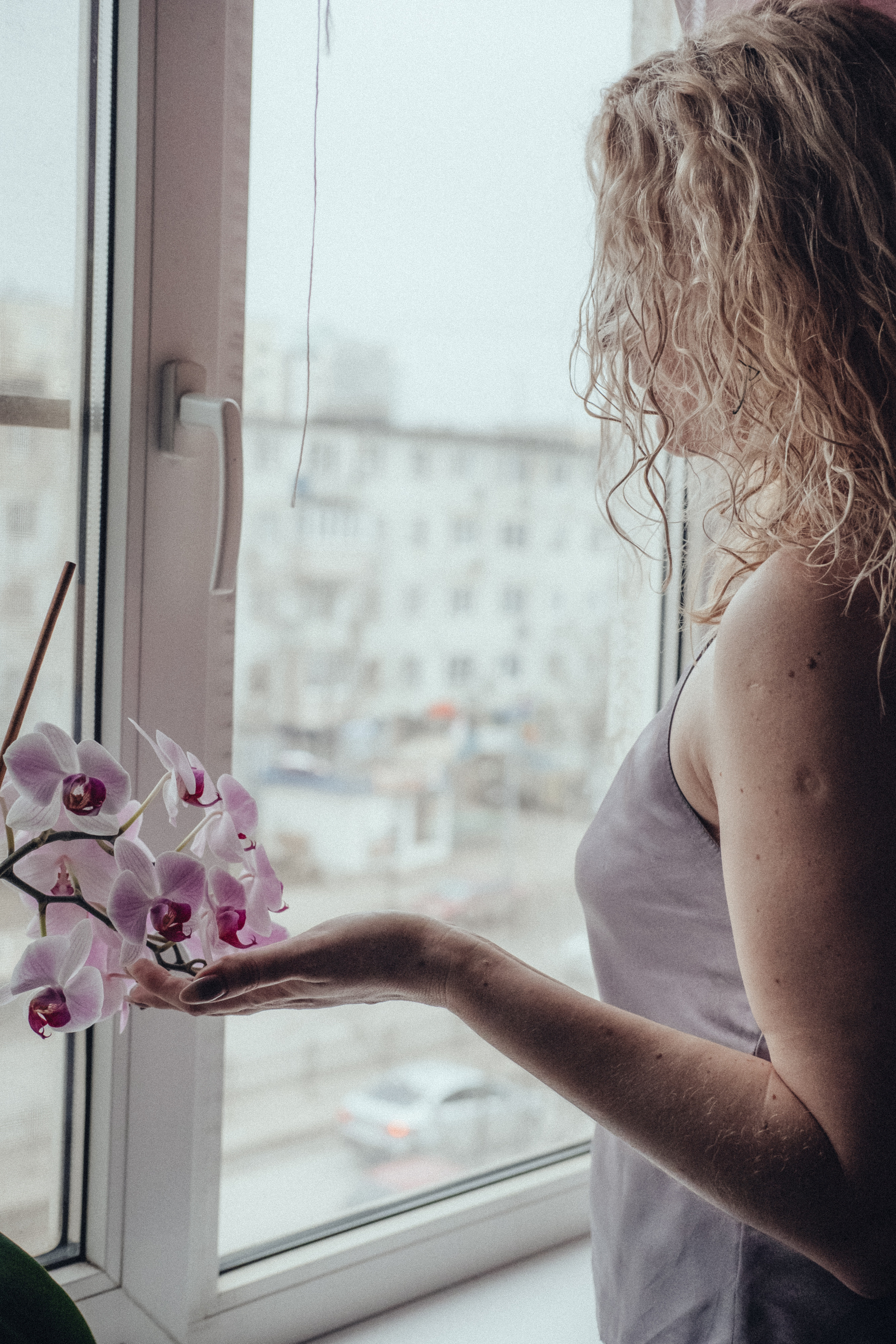 женский художественный портрет у окна 