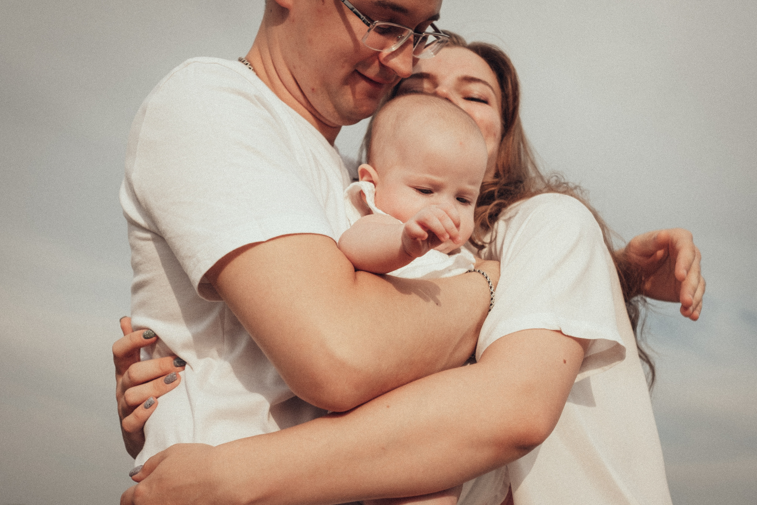 Семейная фотосессия с младенцем на природе летом. Фотограф в городе Астрахань Ольга Лазиева