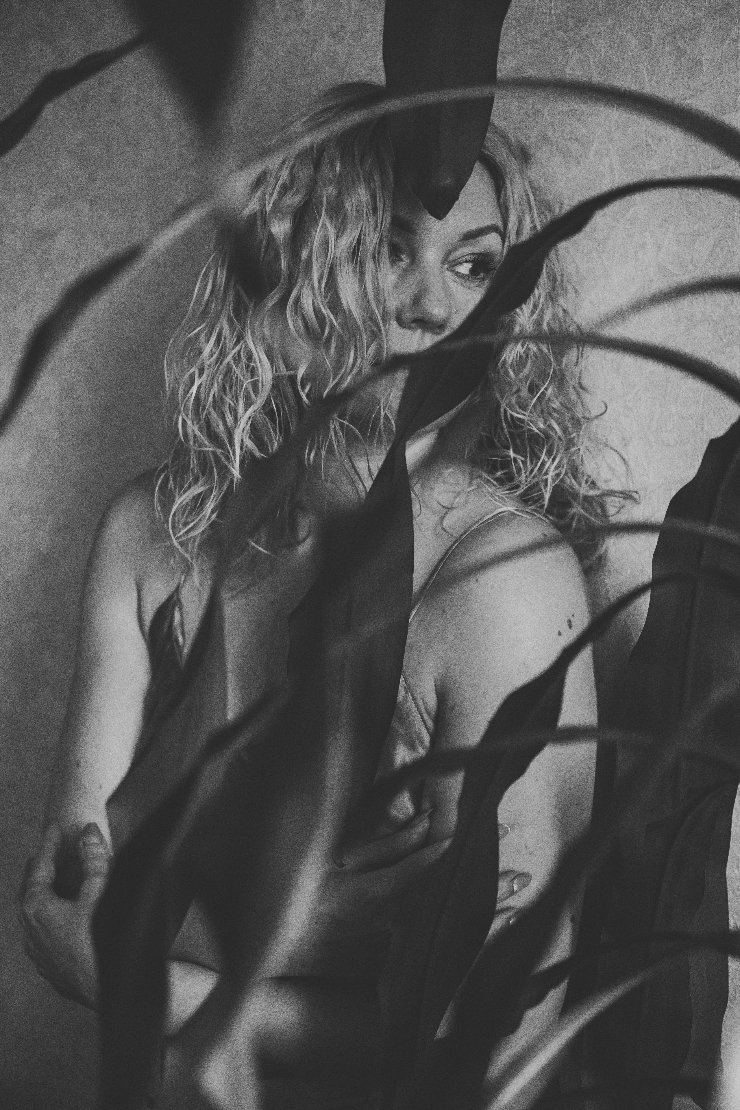 черно-белый женский художественный портрет