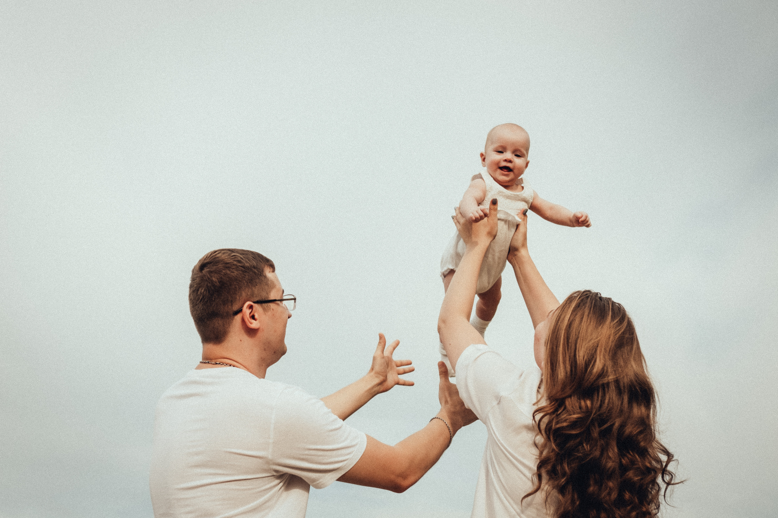 Семейная фотосессия с младенцем на природе летом. Фотограф в городе Астрахань Ольга Лазиева