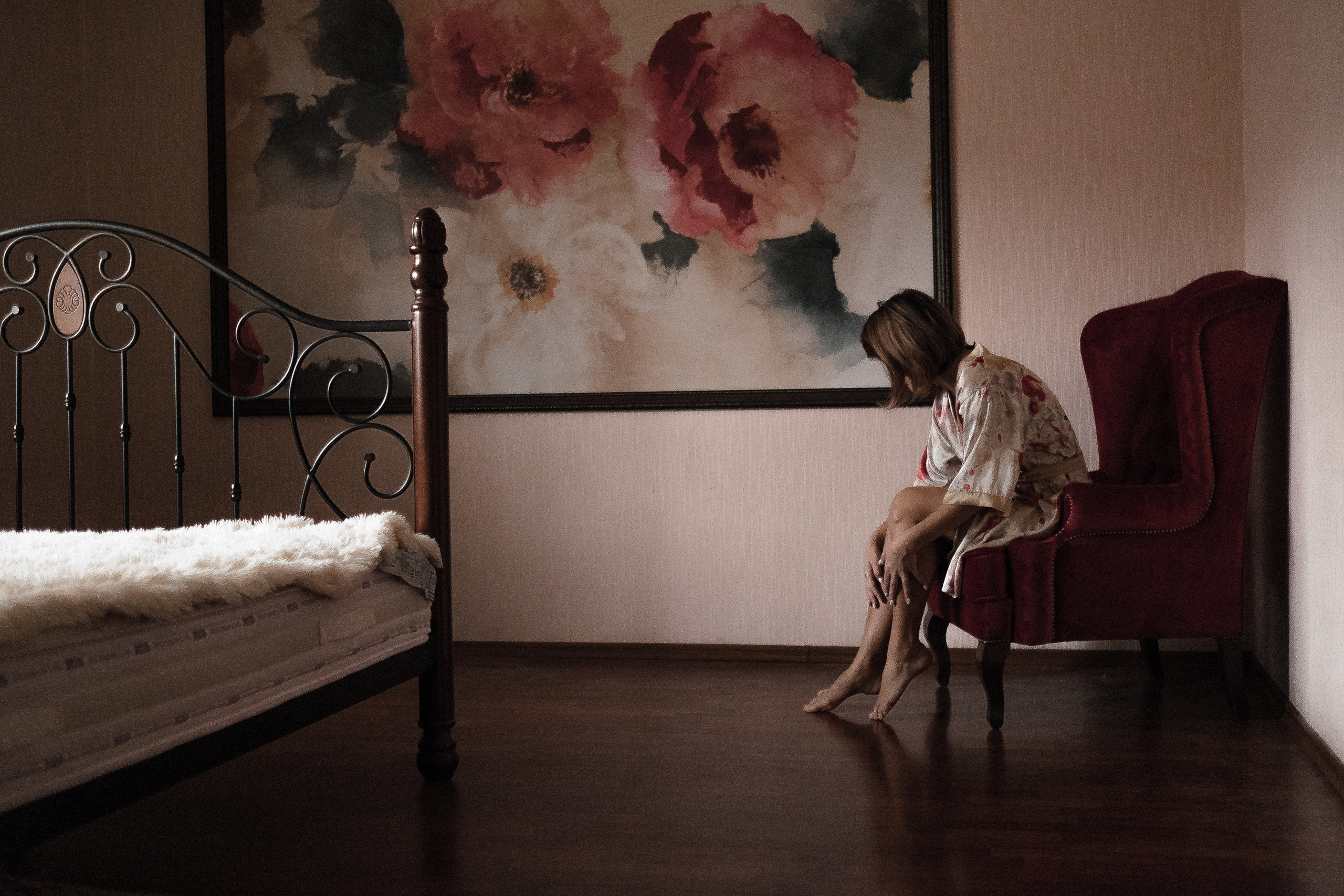 женский портрет в интерьере