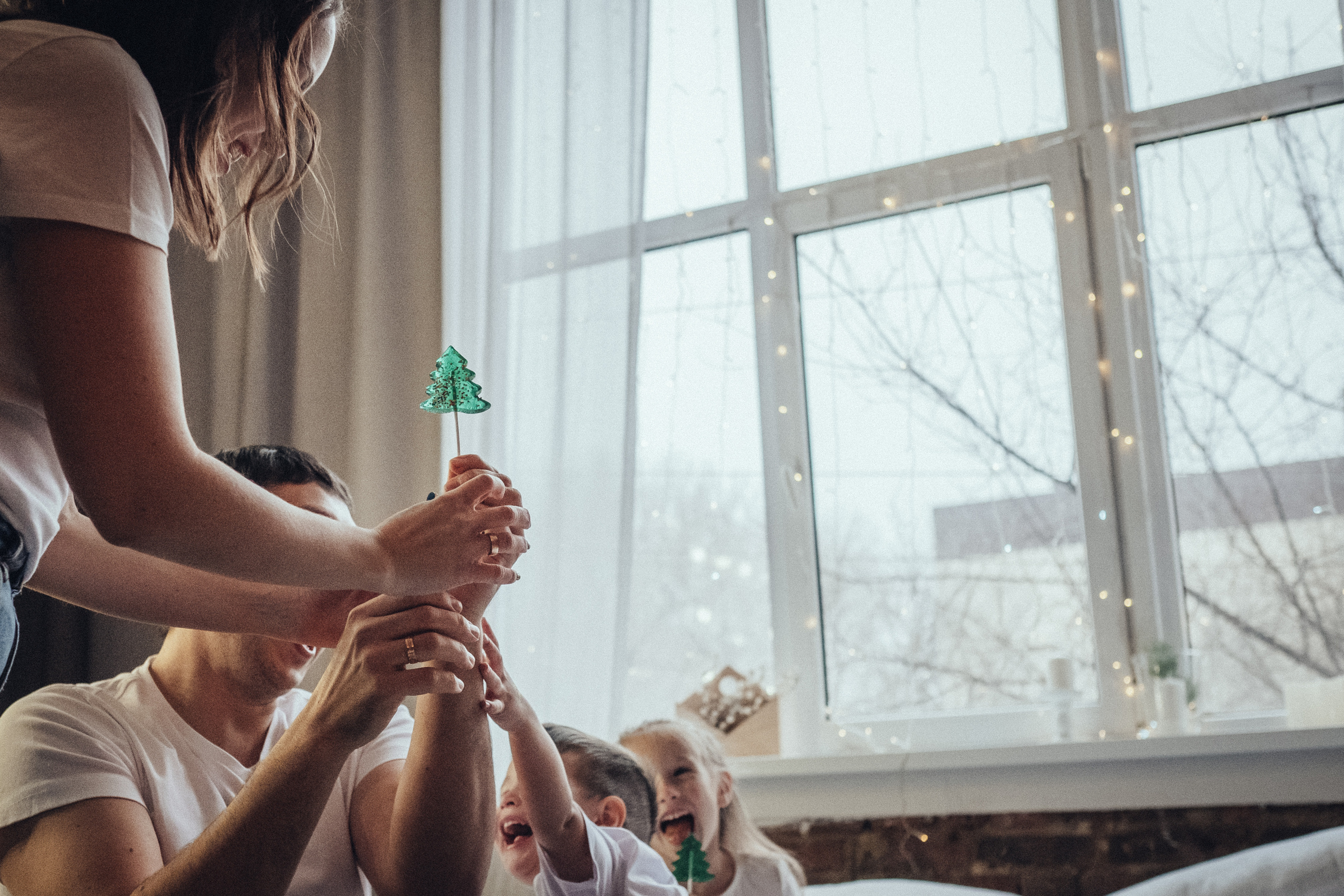 Новогодняя фотосъемка в студии в стиле лайфстайл с маленькими детьми. Фотограф в городе Астрахань Ольга Лазиева