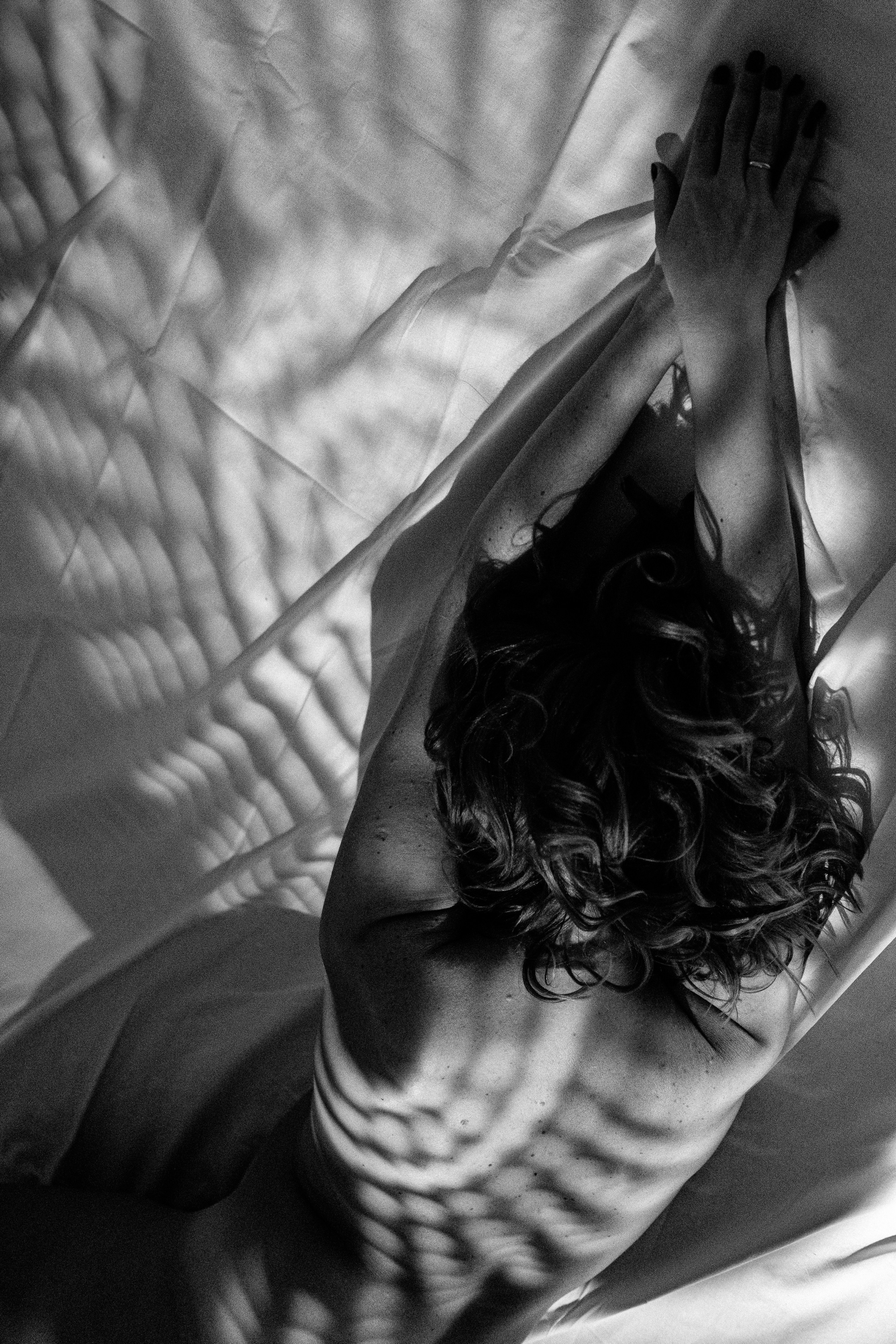 необычный женский портрет чб