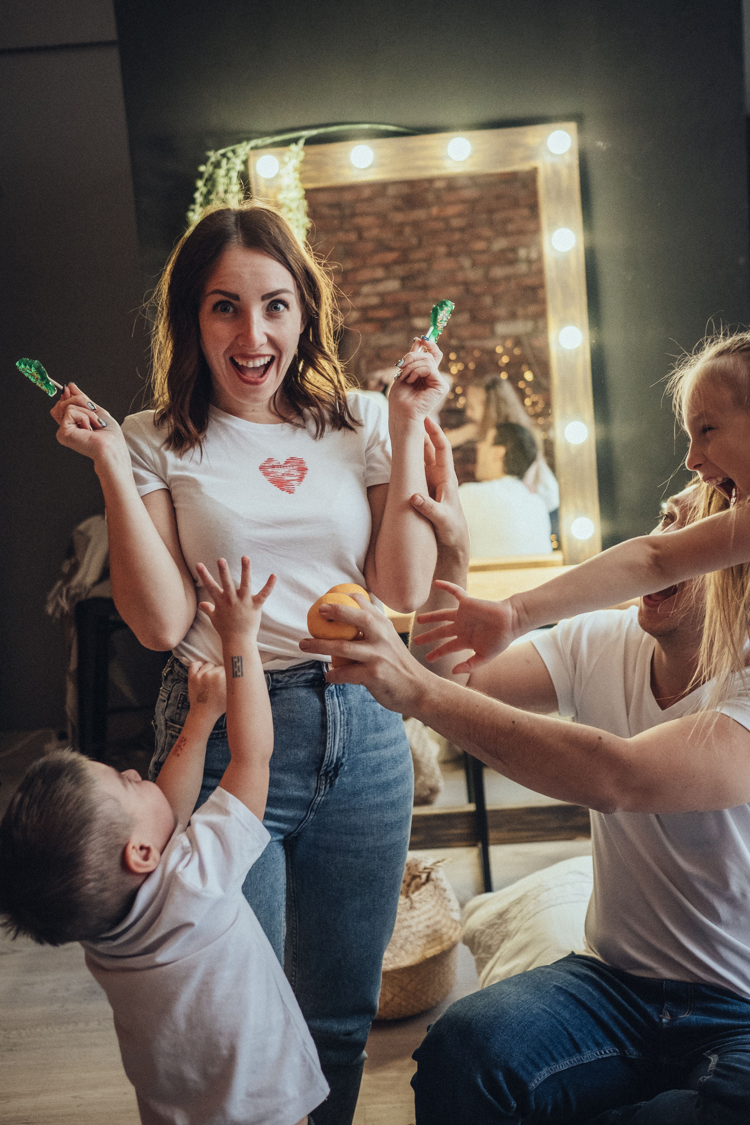 Новогодняя фотосъемка в студии в стиле лайфстайл с маленькими детьми. Фотограф в городе Астрахань Ольга Лазиева