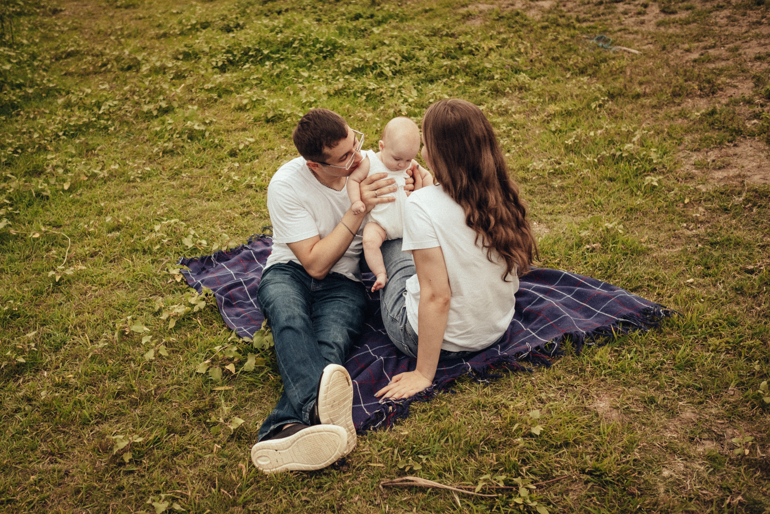 Семейная фотосессия с младенцем на природе летом. Фотограф в городе Астрахань Ольга Лазиева