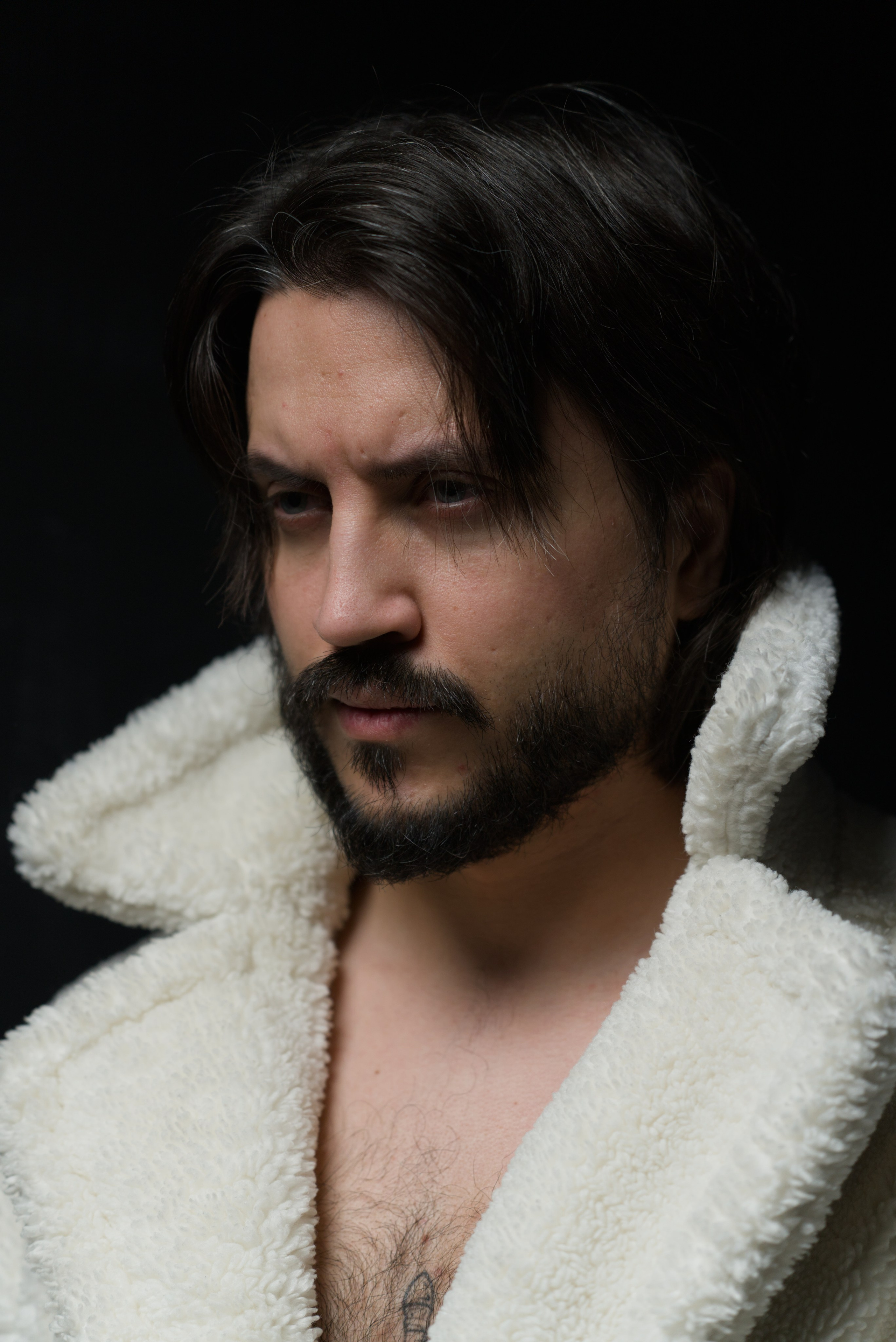 Мужской портрет в белой шубе. Мир глазами Саши Д