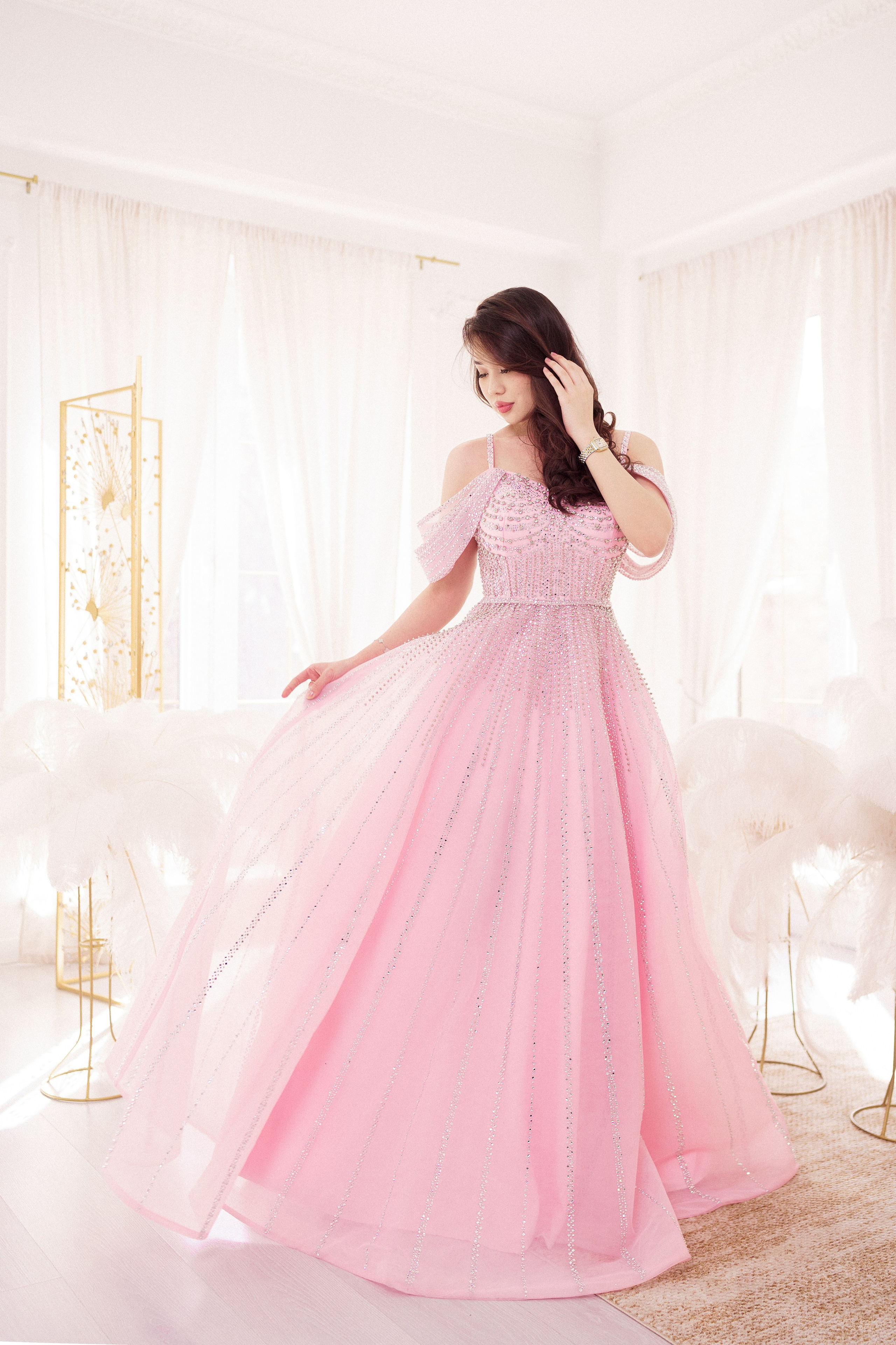 Роскошная женская съемка в вечернем розовом платье в интерьерной студии в мягком свете