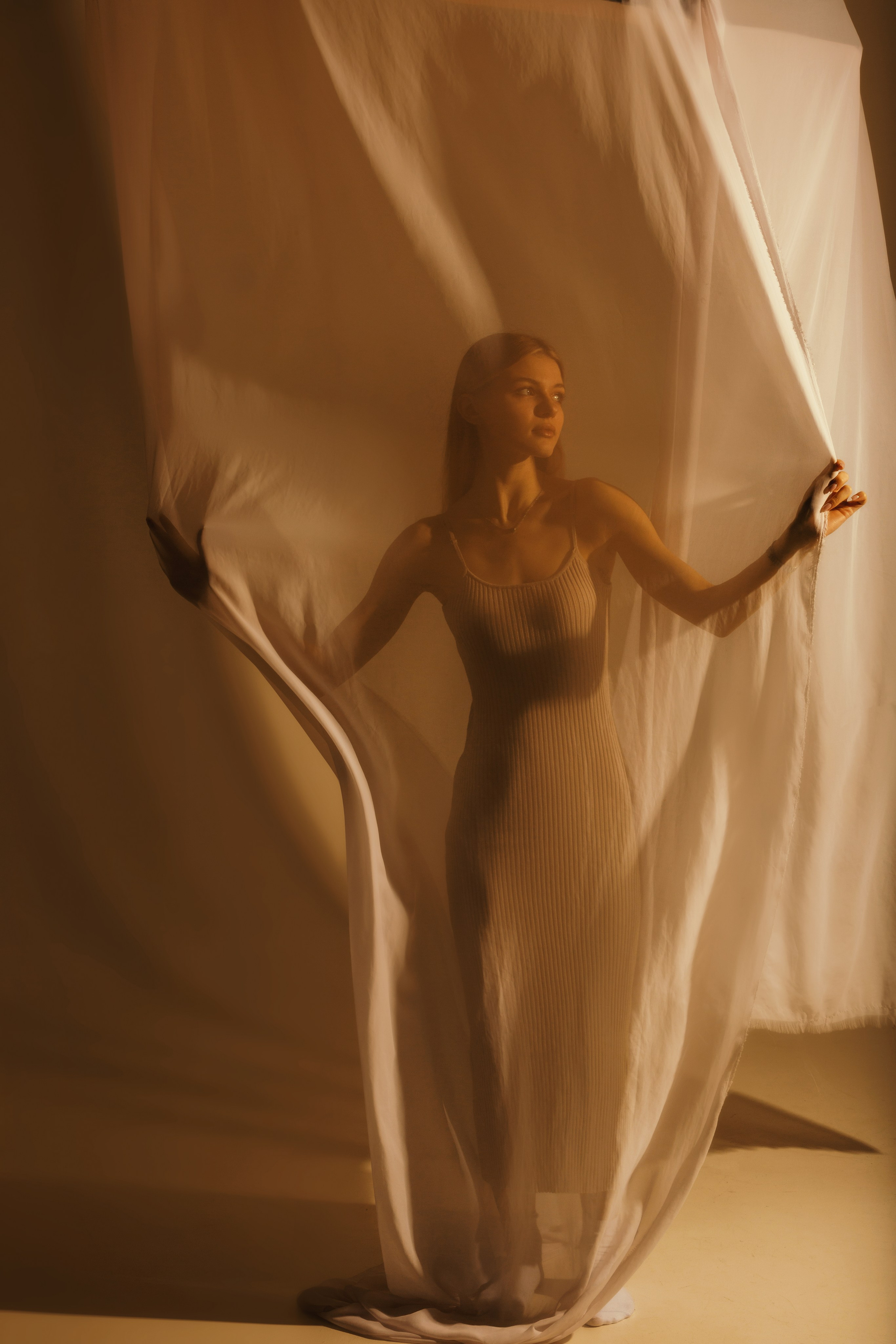 Атмосферный портрет с вуалью — свет и тень в женской фотосессии