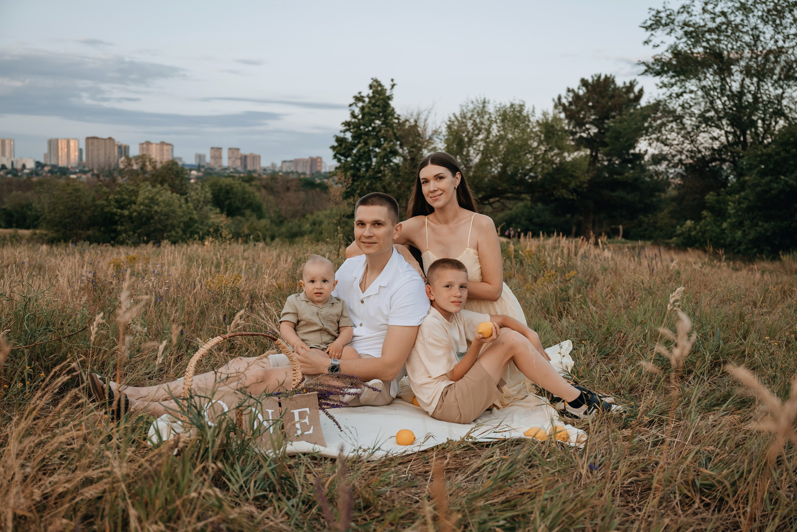 Годик на прогулочной семейной фотосессии. Семейный и детский фотограф Кущ Наташа