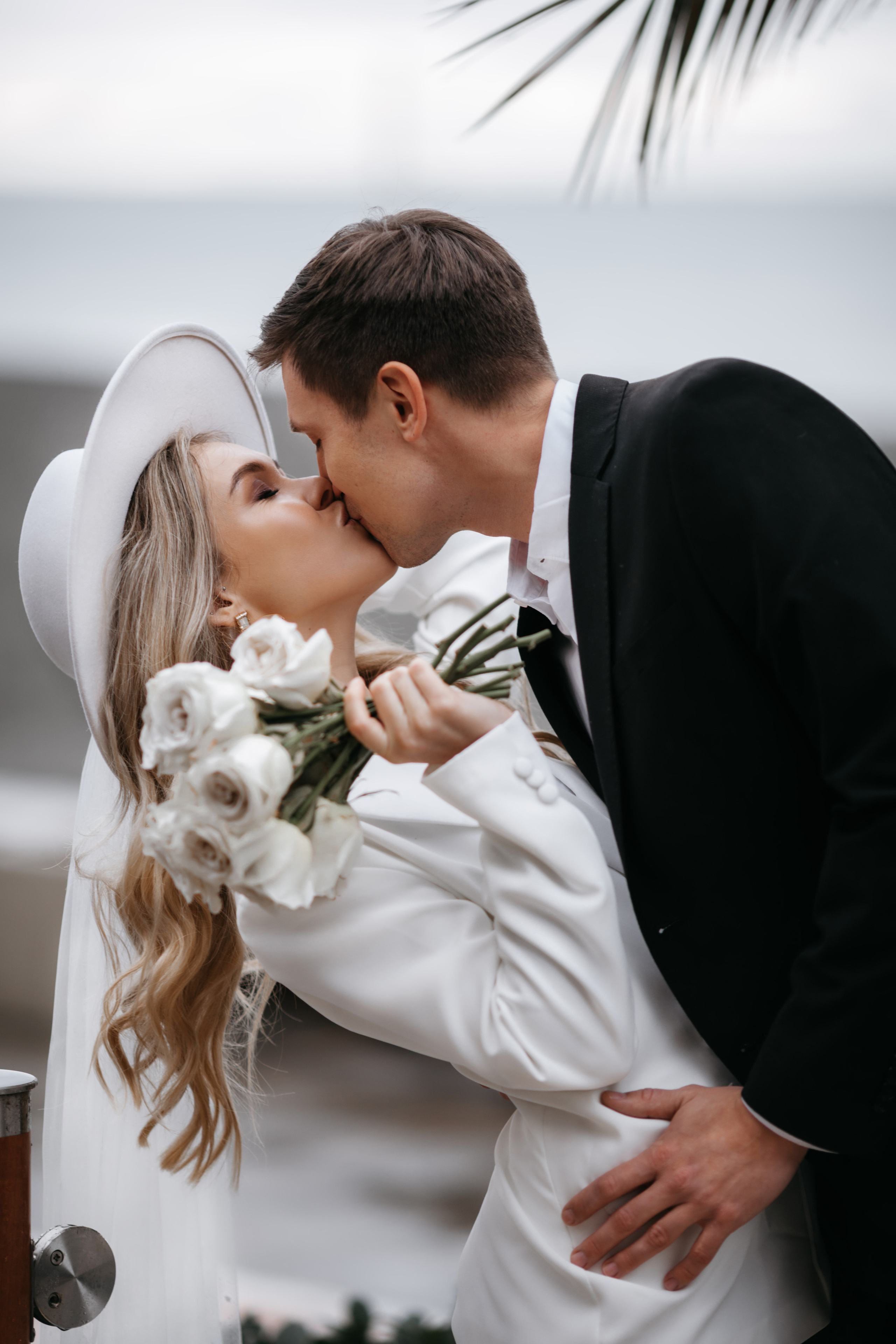 McDonald’s beach and seagulls. Wedding photographer Valeriy Solonskiy