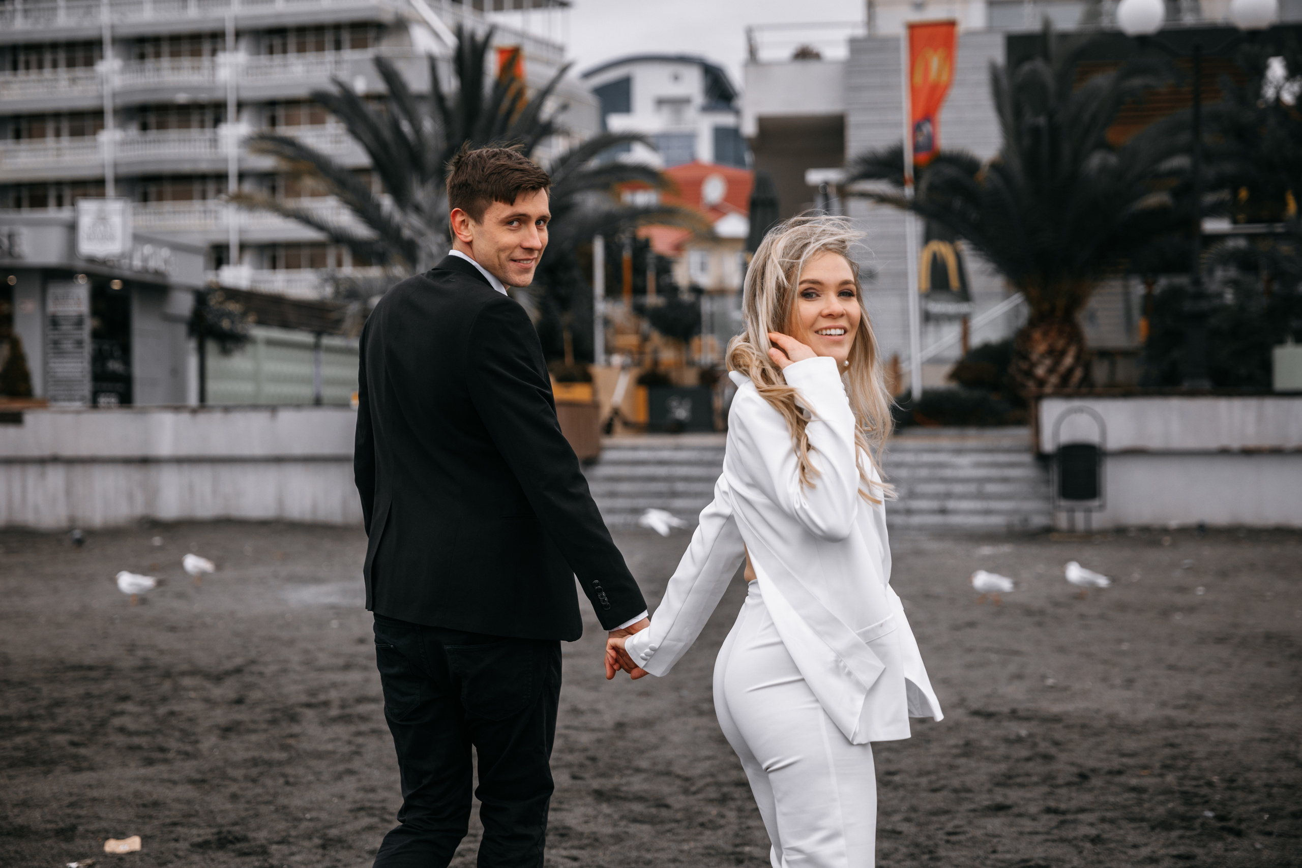 McDonald’s beach and seagulls. Wedding photographer Valeriy Solonskiy